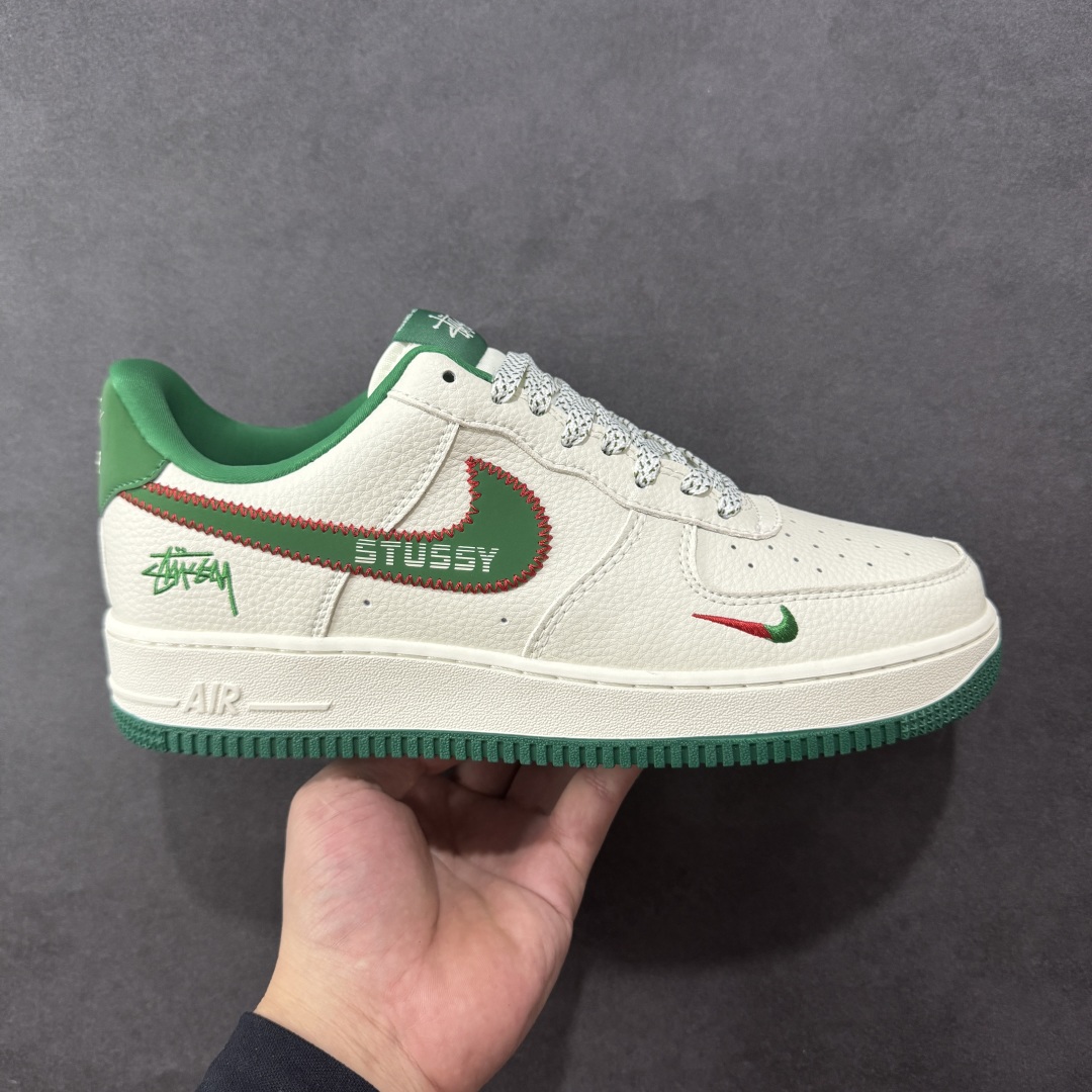 【定制版】Stussy x Nike Air Force 1 Low 斯图西 x 耐克 空军一号 低帮 米白绿 鞋身整体采用米白色皮革搭配米白色皮革框架覆盖层,设计独特且充满时尚感;鞋身两侧Swoosh Logo采用绿色皮革点缀并以红色缝线进行描边,后跟装饰片使用绿色制作,鞋舌标签上以Stussy字样呈现,后跟Nike Swoosh Logo及Air辅以白色刺绣打造,后跟侧方印有Stussy字样,彰显联名身份;最后以米白色中底搭配绿色橡胶外底完善整体设计收尾。 货号:KJ1688-002 尺码:36-45带半码-选品中心