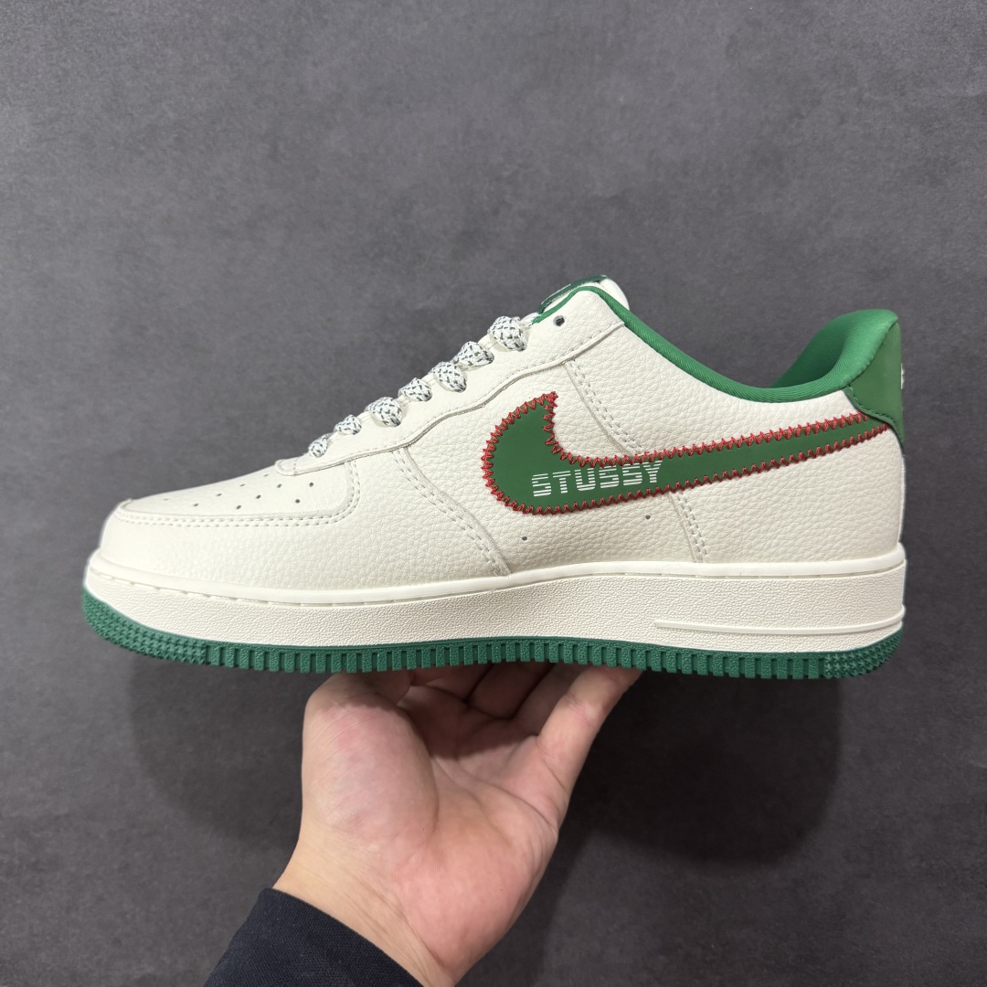 图片[2]-【定制版】Stussy x Nike Air Force 1 Low 斯图西 x 耐克 空军一号 低帮 米白绿 鞋身整体采用米白色皮革搭配米白色皮革框架覆盖层，设计独特且充满时尚感；鞋身两侧Swoosh Logo采用绿色皮革点缀并以红色缝线进行描边，后跟装饰片使用绿色制作，鞋舌标签上以Stussy字样呈现，后跟Nike Swoosh Logo及Air辅以白色刺绣打造，后跟侧方印有Stussy字样，彰显联名身份；最后以米白色中底搭配绿色橡胶外底完善整体设计收尾。 货号：KJ1688-002 尺码：36-45带半码-选品中心