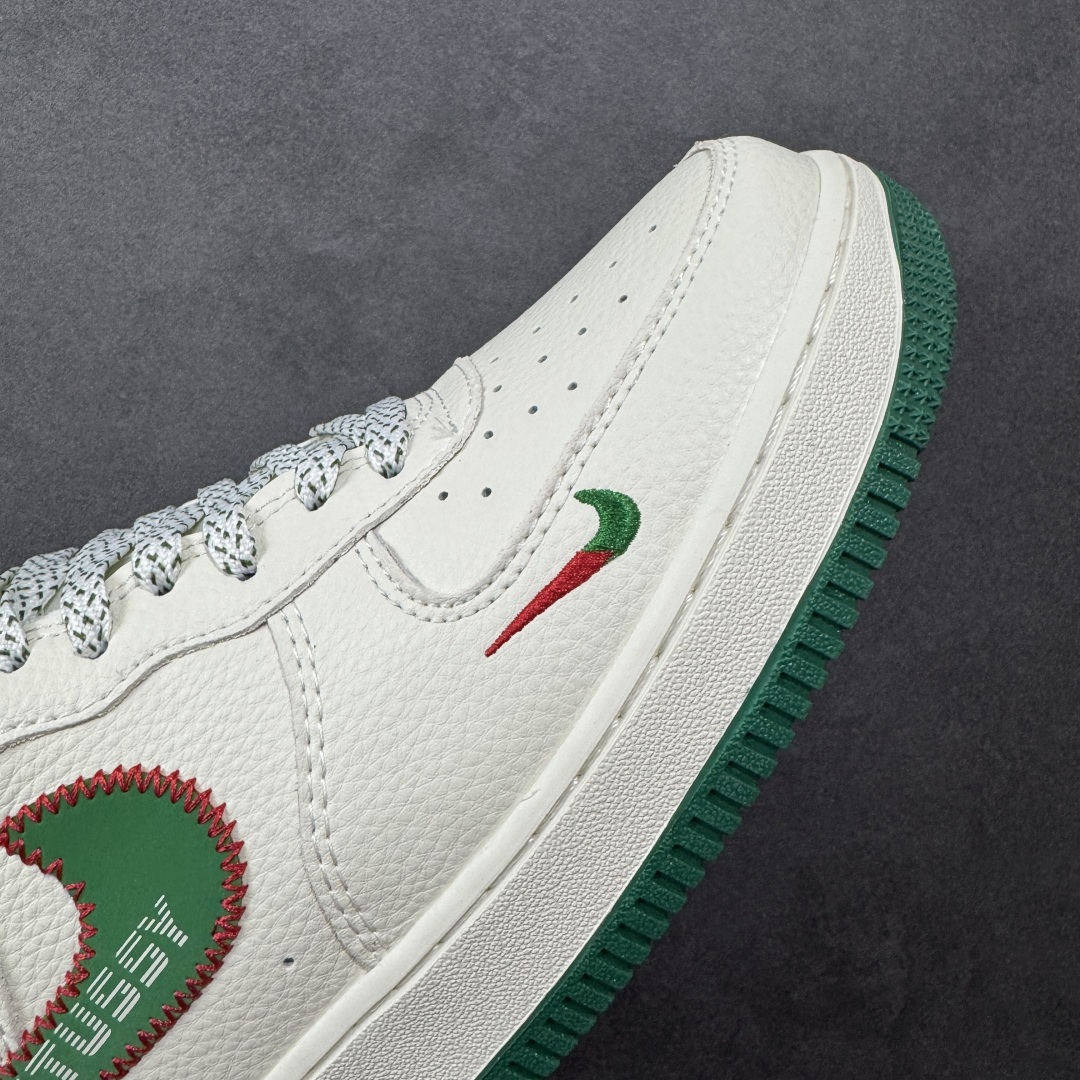 图片[5]-【定制版】Stussy x Nike Air Force 1 Low 斯图西 x 耐克 空军一号 低帮 米白绿 鞋身整体采用米白色皮革搭配米白色皮革框架覆盖层，设计独特且充满时尚感；鞋身两侧Swoosh Logo采用绿色皮革点缀并以红色缝线进行描边，后跟装饰片使用绿色制作，鞋舌标签上以Stussy字样呈现，后跟Nike Swoosh Logo及Air辅以白色刺绣打造，后跟侧方印有Stussy字样，彰显联名身份；最后以米白色中底搭配绿色橡胶外底完善整体设计收尾。 货号：KJ1688-002 尺码：36-45带半码-选品中心