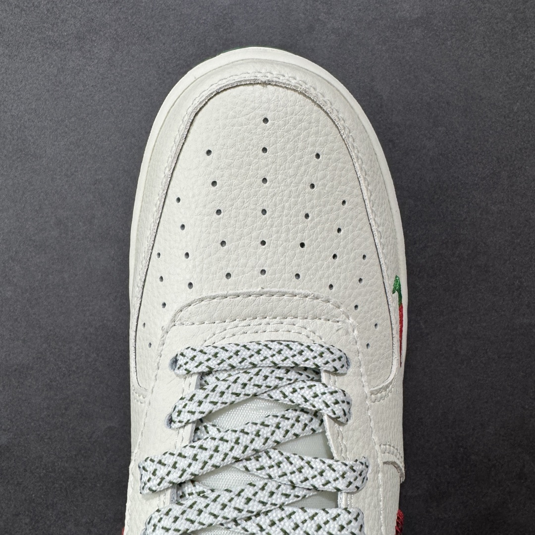 图片[8]-【定制版】Stussy x Nike Air Force 1 Low 斯图西 x 耐克 空军一号 低帮 米白绿 鞋身整体采用米白色皮革搭配米白色皮革框架覆盖层，设计独特且充满时尚感；鞋身两侧Swoosh Logo采用绿色皮革点缀并以红色缝线进行描边，后跟装饰片使用绿色制作，鞋舌标签上以Stussy字样呈现，后跟Nike Swoosh Logo及Air辅以白色刺绣打造，后跟侧方印有Stussy字样，彰显联名身份；最后以米白色中底搭配绿色橡胶外底完善整体设计收尾。 货号：KJ1688-002 尺码：36-45带半码-选品中心