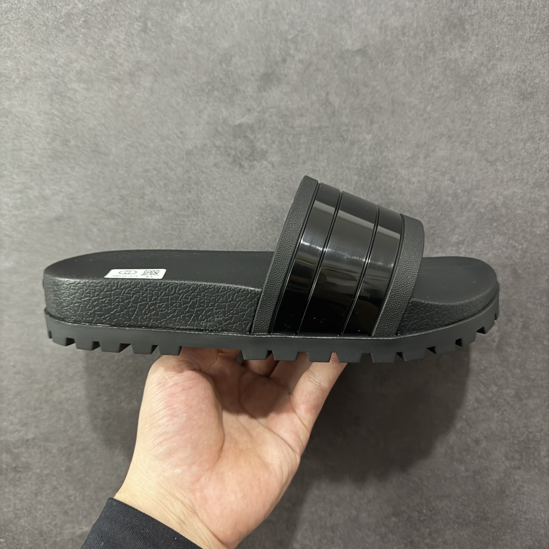 【广东纯原】GUCCI古驰最新爆款凉鞋松糕厚底拖鞋系列 欧式风格 上脚非常完美,穿搭上配此鞋,优雅大方,晶莹剔透,不同材质,肌理的表现,极具浓厚的艺术气息。 面料:原版开模进口TPU撞色Logo 内里:原版开模进口TPU一体Logo 中底:原版开模TPU轻泡 大底:原版开模TPU水台/Logo底片组合(底高5cm) 尺码:35-45-选品中心