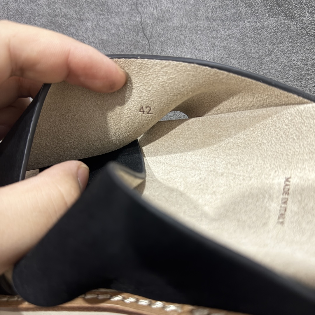 图片[8]-【佛山超a版】Brunello Cucinelli，BC 2025ss新款拖鞋出货🌈古铜 卡其色Logo双排扣凉拖，复古简约又不失时尚感，搭在任何穿搭上，都能轻松提升整体造型的精致度，每一步都走出随性自在 ，原版抽屉式包装，精致而大气i！ 面料：反毛皮 大底：超轻橡胶发泡 尺码：男款39-45-选品中心