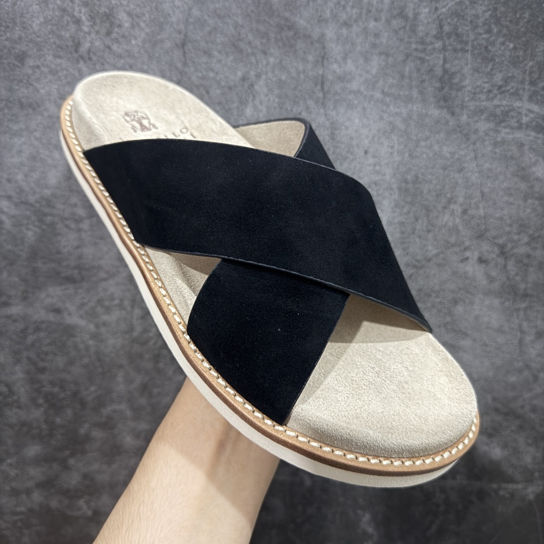 图片[3]-【佛山超a版】Brunello Cucinelli，BC 2025ss新款拖鞋出货🌈古铜 卡其色Logo双排扣凉拖，复古简约又不失时尚感，搭在任何穿搭上，都能轻松提升整体造型的精致度，每一步都走出随性自在 ，原版抽屉式包装，精致而大气i！ 面料：反毛皮 大底：超轻橡胶发泡 尺码：男款39-45-选品中心