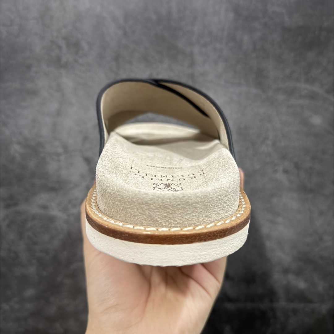 图片[4]-【佛山超a版】Brunello Cucinelli，BC 2025ss新款拖鞋出货🌈古铜 卡其色Logo双排扣凉拖，复古简约又不失时尚感，搭在任何穿搭上，都能轻松提升整体造型的精致度，每一步都走出随性自在 ，原版抽屉式包装，精致而大气i！ 面料：反毛皮 大底：超轻橡胶发泡 尺码：男款39-45-选品中心