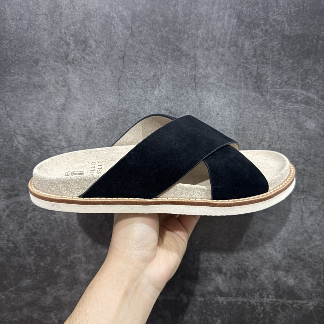 【佛山超a版】Brunello Cucinelli,BC 2025ss新款拖鞋出货🌈古铜 卡其色Logo双排扣凉拖,复古简约又不失时尚感,搭在任何穿搭上,都能轻松提升整体造型的精致度,每一步都走出随性自在 ,原版抽屉式包装,精致而大气i! 面料:反毛皮 大底:超轻橡胶发泡 尺码:男款39-45-选品中心