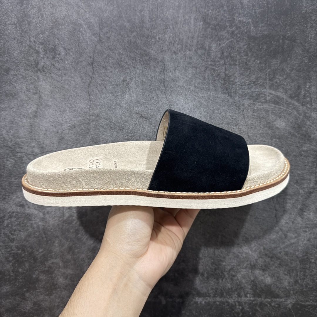 【佛山超a版】Brunello Cucinelli,BC 2025ss新款拖鞋出货🌈古铜 卡其色Logo一字麂皮凉拖,复古简约又不失时尚感,搭在任何穿搭上,都能轻松提升整体造型的精致度,每一步都走出随性自在 ,原版抽屉式包装,精致而大气i! 面料:反毛皮 大底:超轻橡胶发泡 尺码:男款39-45-选品中心