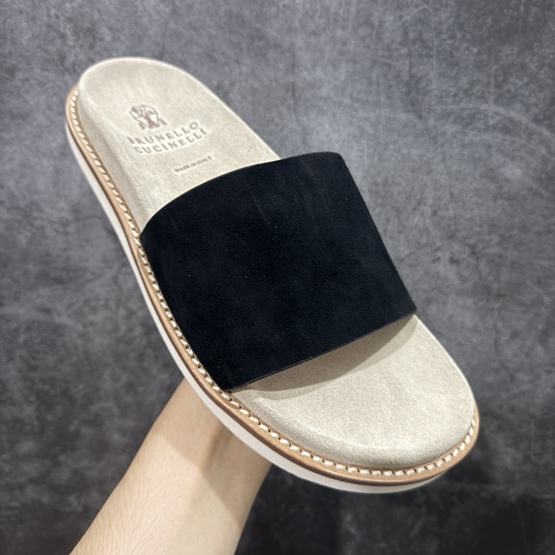 图片[3]-【佛山超a版】Brunello Cucinelli，BC 2025ss新款拖鞋出货🌈古铜 卡其色Logo一字麂皮凉拖，复古简约又不失时尚感，搭在任何穿搭上，都能轻松提升整体造型的精致度，每一步都走出随性自在 ，原版抽屉式包装，精致而大气i！ 面料：反毛皮 大底：超轻橡胶发泡 尺码：男款39-45-选品中心