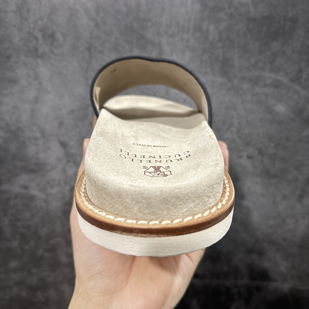图片[4]-【佛山超a版】Brunello Cucinelli，BC 2025ss新款拖鞋出货🌈古铜 卡其色Logo一字麂皮凉拖，复古简约又不失时尚感，搭在任何穿搭上，都能轻松提升整体造型的精致度，每一步都走出随性自在 ，原版抽屉式包装，精致而大气i！ 面料：反毛皮 大底：超轻橡胶发泡 尺码：男款39-45-选品中心