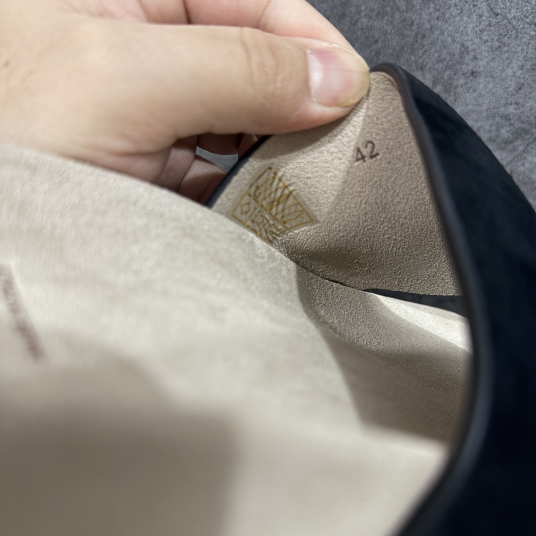 图片[8]-【佛山超a版】Brunello Cucinelli，BC 2025ss新款拖鞋出货🌈古铜 卡其色Logo一字麂皮凉拖，复古简约又不失时尚感，搭在任何穿搭上，都能轻松提升整体造型的精致度，每一步都走出随性自在 ，原版抽屉式包装，精致而大气i！ 面料：反毛皮 大底：超轻橡胶发泡 尺码：男款39-45-选品中心