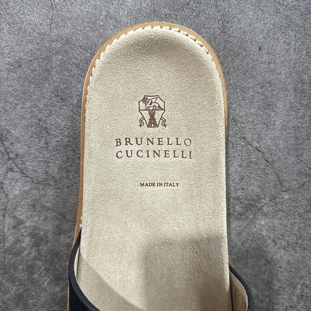 图片[7]-【佛山超a版】Brunello Cucinelli，BC 2025ss新款拖鞋出货🌈古铜 卡其色Logo一字麂皮凉拖，复古简约又不失时尚感，搭在任何穿搭上，都能轻松提升整体造型的精致度，每一步都走出随性自在 ，原版抽屉式包装，精致而大气i！ 面料：反毛皮 大底：超轻橡胶发泡 尺码：男款39-45-选品中心