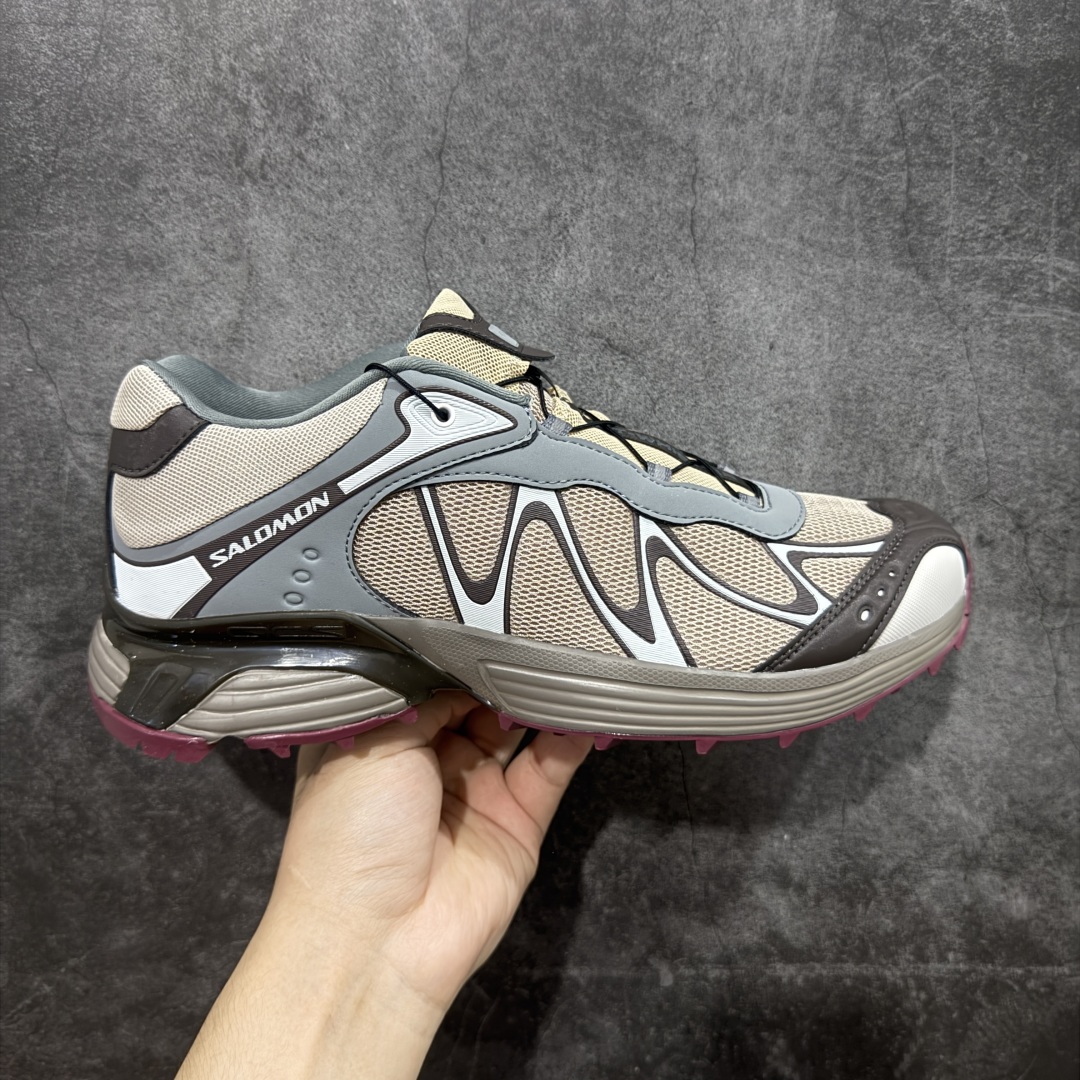 【666版本】SALOMON 萨洛蒙 XT-WHISPER 舒适百搭耐磨轻便低帮 休闲越野训练城市通勤跑步鞋 男女同款 土灰色 纯原外贸平台特供订单 耗时半年巨作 #全套原纸板楦头开发 #原厂特供网布配套加持 #确保原汁原味 完美呈现版型 #原档数据独家私模五层组合大底 #男女鞋同步官方开发至46 #原装Ortholite轻量化鞋垫 #中底布带钢印编号 原厂TPU锁扣 #进口港宝加持 后跟自然饱满 还原公司包裹性 #鞋面采用SENSIFT贴合技术 #全方位贴合包裹脚型 #鞋跟部鞋底牵引设计 #提供强大的抓地性能 #更适应野外崎岖不平的道路 #基于 SALOMON 初代 XT 鞋身造型并搭载 4D ADVANCED CHASSIS™ 大底打造而成 为这款 XT-WHISPER 带来了多项足部控制与保护等功能性 如在运动过程中控制左右晃动的过程而提高稳定性、改善长途越野过程中足中到足尖的过渡、提高感知岩石的精确度以抵抗尖锐物体对脚底的伤害以及采用动态缓冲来增强穿着舒适感 从而减轻疲劳感 使 XT-WHISPER 成为一双舒适且安全的户外之履 货号:477618 尺码:36 36.5 37.5 38 38.5 39 40 40.5 41 42 42.5 43 44 45 46-选品中心