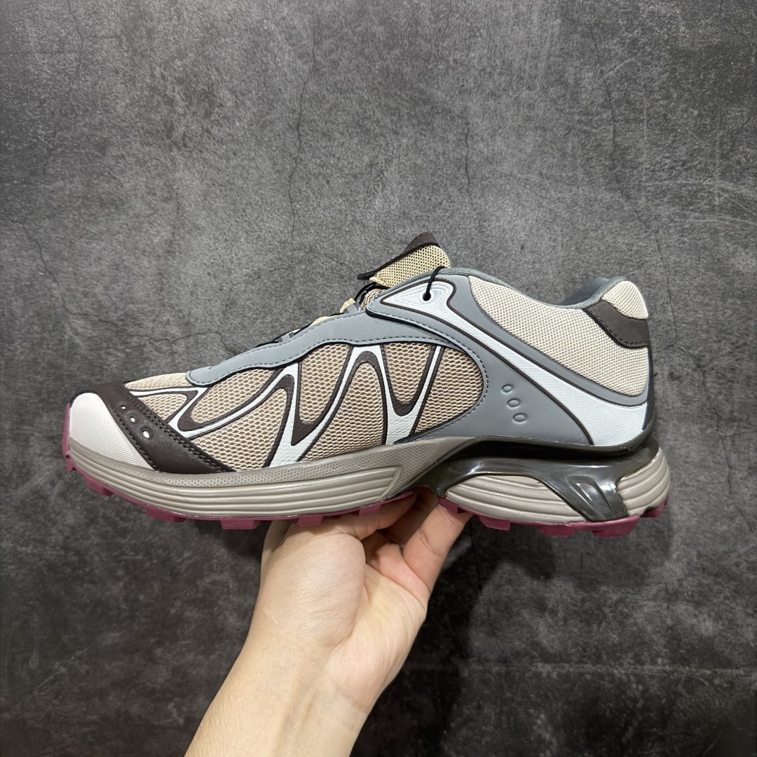 图片[2]-【666版本】SALOMON 萨洛蒙 XT-WHISPER 舒适百搭耐磨轻便低帮 休闲越野训练城市通勤跑步鞋 男女同款 土灰色 纯原外贸平台特供订单 耗时半年巨作 #全套原纸板楦头开发 #原厂特供网布配套加持 #确保原汁原味 完美呈现版型 #原档数据独家私模五层组合大底 #男女鞋同步官方开发至46 #原装Ortholite轻量化鞋垫 #中底布带钢印编号 原厂TPU锁扣 #进口港宝加持 后跟自然饱满 还原公司包裹性 #鞋面采用SENSIFT贴合技术 #全方位贴合包裹脚型 #鞋跟部鞋底牵引设计 #提供强大的抓地性能 #更适应野外崎岖不平的道路 #基于 SALOMON 初代 XT 鞋身造型并搭载 4D ADVANCED CHASSIS™ 大底打造而成 为这款 XT-WHISPER 带来了多项足部控制与保护等功能性 如在运动过程中控制左右晃动的过程而提高稳定性、改善长途越野过程中足中到足尖的过渡、提高感知岩石的精确度以抵抗尖锐物体对脚底的伤害以及采用动态缓冲来增强穿着舒适感 从而减轻疲劳感 使 XT-WHISPER 成为一双舒适且安全的户外之履 货号：477618 尺码：36 36.5 37.5 38 38.5 39 40 40.5 41 42 42.5 43 44 45 46-选品中心