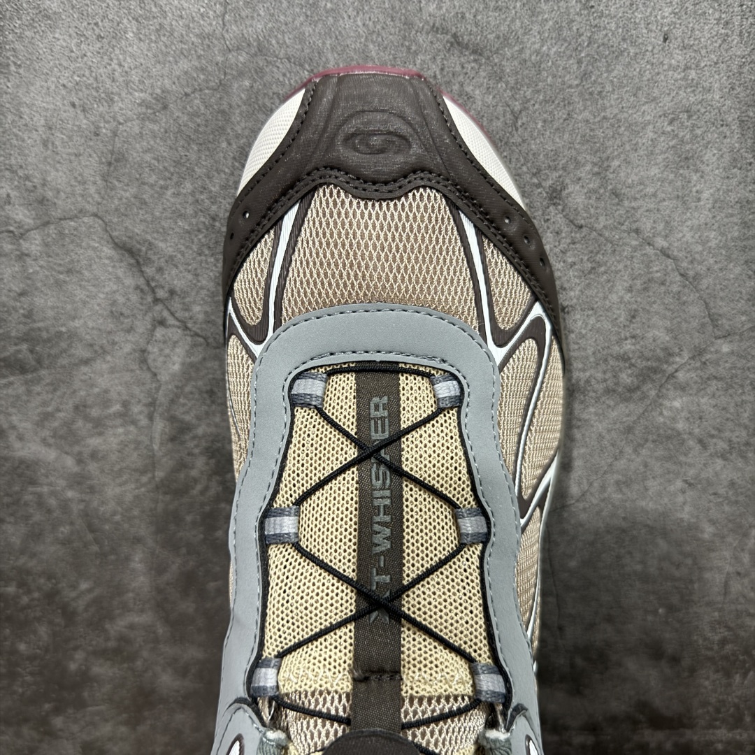 图片[5]-【666版本】SALOMON 萨洛蒙 XT-WHISPER 舒适百搭耐磨轻便低帮 休闲越野训练城市通勤跑步鞋 男女同款 土灰色 纯原外贸平台特供订单 耗时半年巨作 #全套原纸板楦头开发 #原厂特供网布配套加持 #确保原汁原味 完美呈现版型 #原档数据独家私模五层组合大底 #男女鞋同步官方开发至46 #原装Ortholite轻量化鞋垫 #中底布带钢印编号 原厂TPU锁扣 #进口港宝加持 后跟自然饱满 还原公司包裹性 #鞋面采用SENSIFT贴合技术 #全方位贴合包裹脚型 #鞋跟部鞋底牵引设计 #提供强大的抓地性能 #更适应野外崎岖不平的道路 #基于 SALOMON 初代 XT 鞋身造型并搭载 4D ADVANCED CHASSIS™ 大底打造而成 为这款 XT-WHISPER 带来了多项足部控制与保护等功能性 如在运动过程中控制左右晃动的过程而提高稳定性、改善长途越野过程中足中到足尖的过渡、提高感知岩石的精确度以抵抗尖锐物体对脚底的伤害以及采用动态缓冲来增强穿着舒适感 从而减轻疲劳感 使 XT-WHISPER 成为一双舒适且安全的户外之履 货号：477618 尺码：36 36.5 37.5 38 38.5 39 40 40.5 41 42 42.5 43 44 45 46-选品中心