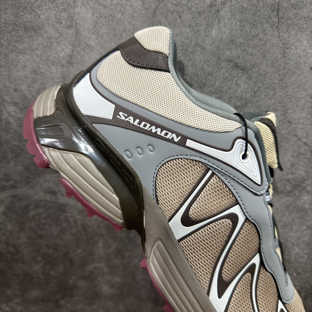 图片[7]-【666版本】SALOMON 萨洛蒙 XT-WHISPER 舒适百搭耐磨轻便低帮 休闲越野训练城市通勤跑步鞋 男女同款 土灰色 纯原外贸平台特供订单 耗时半年巨作 #全套原纸板楦头开发 #原厂特供网布配套加持 #确保原汁原味 完美呈现版型 #原档数据独家私模五层组合大底 #男女鞋同步官方开发至46 #原装Ortholite轻量化鞋垫 #中底布带钢印编号 原厂TPU锁扣 #进口港宝加持 后跟自然饱满 还原公司包裹性 #鞋面采用SENSIFT贴合技术 #全方位贴合包裹脚型 #鞋跟部鞋底牵引设计 #提供强大的抓地性能 #更适应野外崎岖不平的道路 #基于 SALOMON 初代 XT 鞋身造型并搭载 4D ADVANCED CHASSIS™ 大底打造而成 为这款 XT-WHISPER 带来了多项足部控制与保护等功能性 如在运动过程中控制左右晃动的过程而提高稳定性、改善长途越野过程中足中到足尖的过渡、提高感知岩石的精确度以抵抗尖锐物体对脚底的伤害以及采用动态缓冲来增强穿着舒适感 从而减轻疲劳感 使 XT-WHISPER 成为一双舒适且安全的户外之履 货号：477618 尺码：36 36.5 37.5 38 38.5 39 40 40.5 41 42 42.5 43 44 45 46-选品中心