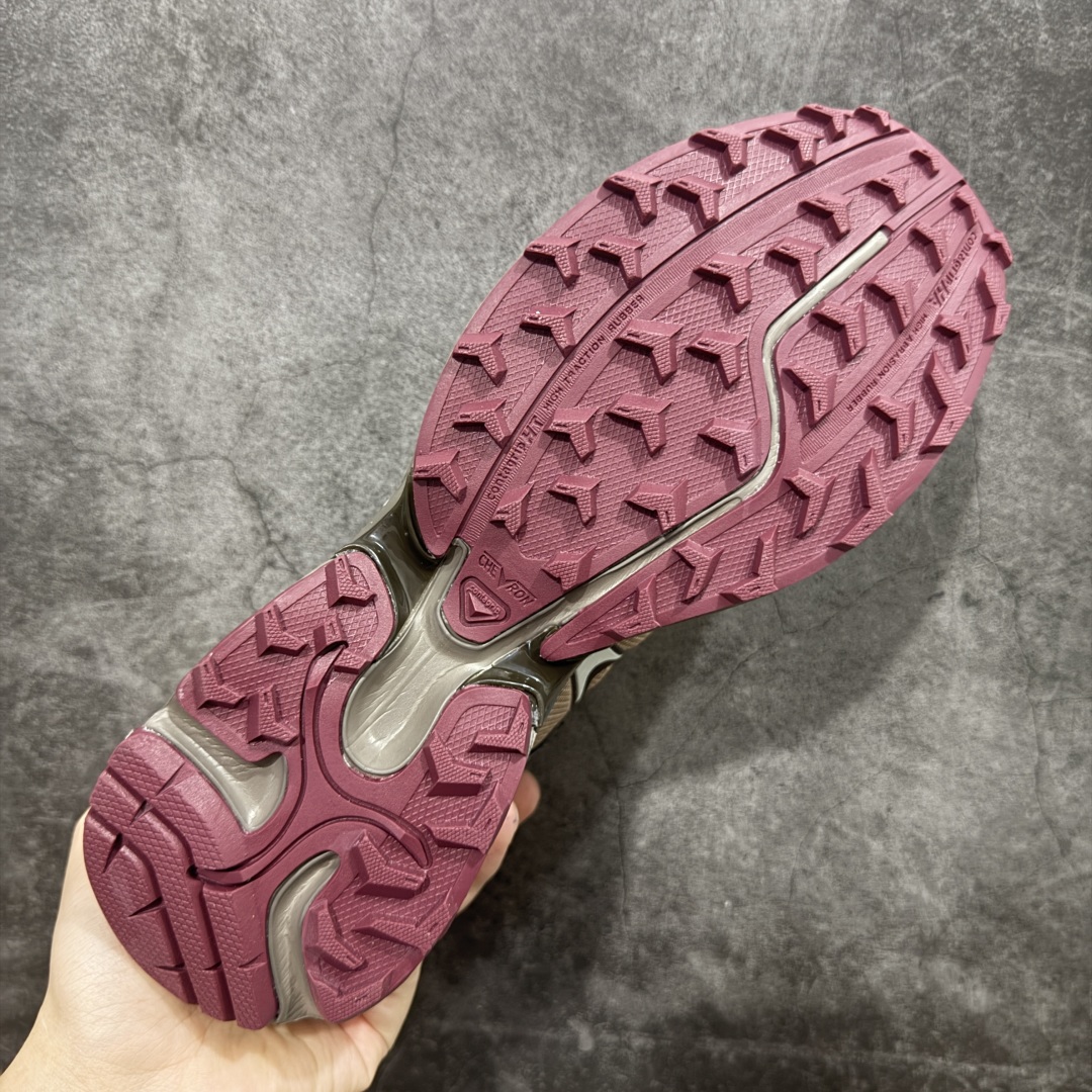 图片[9]-【666版本】SALOMON 萨洛蒙 XT-WHISPER 舒适百搭耐磨轻便低帮 休闲越野训练城市通勤跑步鞋 男女同款 土灰色 纯原外贸平台特供订单 耗时半年巨作 #全套原纸板楦头开发 #原厂特供网布配套加持 #确保原汁原味 完美呈现版型 #原档数据独家私模五层组合大底 #男女鞋同步官方开发至46 #原装Ortholite轻量化鞋垫 #中底布带钢印编号 原厂TPU锁扣 #进口港宝加持 后跟自然饱满 还原公司包裹性 #鞋面采用SENSIFT贴合技术 #全方位贴合包裹脚型 #鞋跟部鞋底牵引设计 #提供强大的抓地性能 #更适应野外崎岖不平的道路 #基于 SALOMON 初代 XT 鞋身造型并搭载 4D ADVANCED CHASSIS™ 大底打造而成 为这款 XT-WHISPER 带来了多项足部控制与保护等功能性 如在运动过程中控制左右晃动的过程而提高稳定性、改善长途越野过程中足中到足尖的过渡、提高感知岩石的精确度以抵抗尖锐物体对脚底的伤害以及采用动态缓冲来增强穿着舒适感 从而减轻疲劳感 使 XT-WHISPER 成为一双舒适且安全的户外之履 货号：477618 尺码：36 36.5 37.5 38 38.5 39 40 40.5 41 42 42.5 43 44 45 46-选品中心