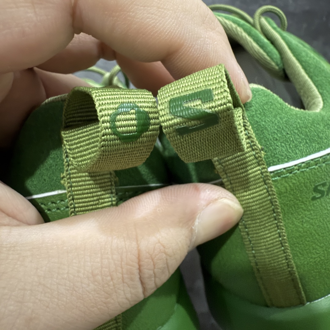 图片[10]-【莞产礼盒版】PHILEO x SALOMON萨洛蒙 Alpinway 联名系列 户外 情侣款休闲 运动鞋 同步原版细节材质 双层礼盒包装 黑色与牛油果绿两个配色 打破常规，采用不对称鞋面设计，凸显个性与时尚，同时通过网面透视窗和内侧X型缝线，不仅凸显出Sensifit系统，还丰富了鞋面层次。 材质拼接麂皮与织物、网面的拼接，将自然气息与都市机能巧妙融合，质感丰富，兼具透气性与耐用性。 独特鞋带系统 延伸至鞋头的鞋带系统，使鞋子更富体积感轮廓，在视觉上更加饱满，也提供了更舒适的穿着体验。 搭载Contagrip® Alpine粘性橡胶大底，深齿纹设计，在冰面、碎石坡、泥泞路等各种复杂地形上都有出色的抓地力，防滑性能极佳。 舒适缓震：双密度EVA中底分区缓震，前掌灵敏响应陡坡攀爬，后跟强化支撑长线徒步，能有效减轻脚部负担，即使长时间行走或运动也不易感到疲劳。 精准包裹：SensiFit™动态包裹技术从鞋舌到中底全维度锁足，搭配EndoFit™无缝内靴结构，提供精准的包裹感，让脚部在鞋内保持稳定，减少位移。 穿搭建议 户外风：搭配冲锋衣、工装裤，无论是登山徒步还是户外探险，都能展现出专业又时尚的户外风格。 休闲风：与牛仔裤、卫衣组合，简约又随性，适合日常出行、逛街等场合，轻松打造休闲时尚感。 机能风：配搭机能风长裤、战术背心，凸显机能感与时尚感，让你在城市街头也能成为焦点。 尺码：35-45 无半码-选品中心