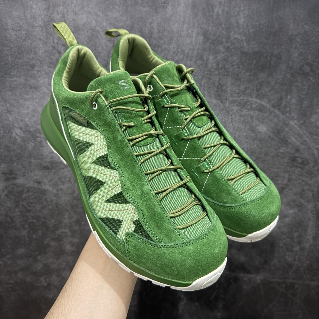 【莞产礼盒版】PHILEO x SALOMON萨洛蒙 Alpinway 联名系列 户外 情侣款休闲 运动鞋 同步原版细节材质 双层礼盒包装 黑色与牛油果绿两个配色 打破常规,采用不对称鞋面设计,凸显个性与时尚,同时通过网面透视窗和内侧X型缝线,不仅凸显出Sensifit系统,还丰富了鞋面层次。 材质拼接麂皮与织物、网面的拼接,将自然气息与都市机能巧妙融合,质感丰富,兼具透气性与耐用性。 独特鞋带系统 延伸至鞋头的鞋带系统,使鞋子更富体积感轮廓,在视觉上更加饱满,也提供了更舒适的穿着体验。 搭载Contagrip® Alpine粘性橡胶大底,深齿纹设计,在冰面、碎石坡、泥泞路等各种复杂地形上都有出色的抓地力,防滑性能极佳。 舒适缓震:双密度EVA中底分区缓震,前掌灵敏响应陡坡攀爬,后跟强化支撑长线徒步,能有效减轻脚部负担,即使长时间行走或运动也不易感到疲劳。 精准包裹:SensiFit™动态包裹技术从鞋舌到中底全维度锁足,搭配EndoFit™无缝内靴结构,提供精准的包裹感,让脚部在鞋内保持稳定,减少位移。 穿搭建议 户外风:搭配冲锋衣、工装裤,无论是登山徒步还是户外探险,都能展现出专业又时尚的户外风格。 休闲风:与牛仔裤、卫衣组合,简约又随性,适合日常出行、逛街等场合,轻松打造休闲时尚感。 机能风:配搭机能风长裤、战术背心,凸显机能感与时尚感,让你在城市街头也能成为焦点。 尺码:35-45 无半码-选品中心