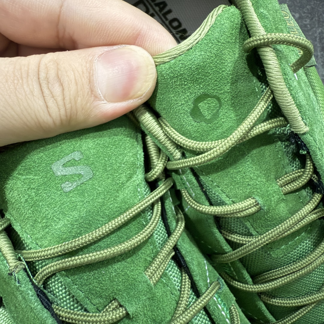 图片[11]-【莞产礼盒版】PHILEO x SALOMON萨洛蒙 Alpinway 联名系列 户外 情侣款休闲 运动鞋 同步原版细节材质 双层礼盒包装 黑色与牛油果绿两个配色 打破常规，采用不对称鞋面设计，凸显个性与时尚，同时通过网面透视窗和内侧X型缝线，不仅凸显出Sensifit系统，还丰富了鞋面层次。 材质拼接麂皮与织物、网面的拼接，将自然气息与都市机能巧妙融合，质感丰富，兼具透气性与耐用性。 独特鞋带系统 延伸至鞋头的鞋带系统，使鞋子更富体积感轮廓，在视觉上更加饱满，也提供了更舒适的穿着体验。 搭载Contagrip® Alpine粘性橡胶大底，深齿纹设计，在冰面、碎石坡、泥泞路等各种复杂地形上都有出色的抓地力，防滑性能极佳。 舒适缓震：双密度EVA中底分区缓震，前掌灵敏响应陡坡攀爬，后跟强化支撑长线徒步，能有效减轻脚部负担，即使长时间行走或运动也不易感到疲劳。 精准包裹：SensiFit™动态包裹技术从鞋舌到中底全维度锁足，搭配EndoFit™无缝内靴结构，提供精准的包裹感，让脚部在鞋内保持稳定，减少位移。 穿搭建议 户外风：搭配冲锋衣、工装裤，无论是登山徒步还是户外探险，都能展现出专业又时尚的户外风格。 休闲风：与牛仔裤、卫衣组合，简约又随性，适合日常出行、逛街等场合，轻松打造休闲时尚感。 机能风：配搭机能风长裤、战术背心，凸显机能感与时尚感，让你在城市街头也能成为焦点。 尺码：35-45 无半码-选品中心