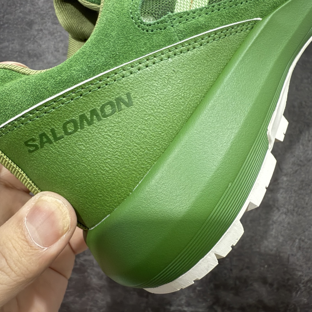 图片[2]-【莞产礼盒版】PHILEO x SALOMON萨洛蒙 Alpinway 联名系列 户外 情侣款休闲 运动鞋 同步原版细节材质 双层礼盒包装 黑色与牛油果绿两个配色 打破常规，采用不对称鞋面设计，凸显个性与时尚，同时通过网面透视窗和内侧X型缝线，不仅凸显出Sensifit系统，还丰富了鞋面层次。 材质拼接麂皮与织物、网面的拼接，将自然气息与都市机能巧妙融合，质感丰富，兼具透气性与耐用性。 独特鞋带系统 延伸至鞋头的鞋带系统，使鞋子更富体积感轮廓，在视觉上更加饱满，也提供了更舒适的穿着体验。 搭载Contagrip® Alpine粘性橡胶大底，深齿纹设计，在冰面、碎石坡、泥泞路等各种复杂地形上都有出色的抓地力，防滑性能极佳。 舒适缓震：双密度EVA中底分区缓震，前掌灵敏响应陡坡攀爬，后跟强化支撑长线徒步，能有效减轻脚部负担，即使长时间行走或运动也不易感到疲劳。 精准包裹：SensiFit™动态包裹技术从鞋舌到中底全维度锁足，搭配EndoFit™无缝内靴结构，提供精准的包裹感，让脚部在鞋内保持稳定，减少位移。 穿搭建议 户外风：搭配冲锋衣、工装裤，无论是登山徒步还是户外探险，都能展现出专业又时尚的户外风格。 休闲风：与牛仔裤、卫衣组合，简约又随性，适合日常出行、逛街等场合，轻松打造休闲时尚感。 机能风：配搭机能风长裤、战术背心，凸显机能感与时尚感，让你在城市街头也能成为焦点。 尺码：35-45 无半码-选品中心