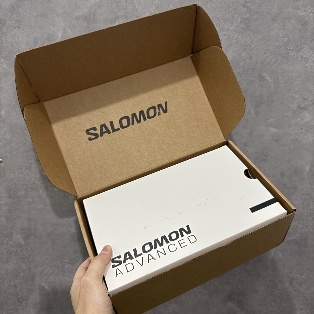 图片[13]-【莞产礼盒版】PHILEO x SALOMON萨洛蒙 Alpinway 联名系列 户外 情侣款休闲 运动鞋 同步原版细节材质 双层礼盒包装 黑色与牛油果绿两个配色 打破常规，采用不对称鞋面设计，凸显个性与时尚，同时通过网面透视窗和内侧X型缝线，不仅凸显出Sensifit系统，还丰富了鞋面层次。 材质拼接麂皮与织物、网面的拼接，将自然气息与都市机能巧妙融合，质感丰富，兼具透气性与耐用性。 独特鞋带系统 延伸至鞋头的鞋带系统，使鞋子更富体积感轮廓，在视觉上更加饱满，也提供了更舒适的穿着体验。 搭载Contagrip® Alpine粘性橡胶大底，深齿纹设计，在冰面、碎石坡、泥泞路等各种复杂地形上都有出色的抓地力，防滑性能极佳。 舒适缓震：双密度EVA中底分区缓震，前掌灵敏响应陡坡攀爬，后跟强化支撑长线徒步，能有效减轻脚部负担，即使长时间行走或运动也不易感到疲劳。 精准包裹：SensiFit™动态包裹技术从鞋舌到中底全维度锁足，搭配EndoFit™无缝内靴结构，提供精准的包裹感，让脚部在鞋内保持稳定，减少位移。 穿搭建议 户外风：搭配冲锋衣、工装裤，无论是登山徒步还是户外探险，都能展现出专业又时尚的户外风格。 休闲风：与牛仔裤、卫衣组合，简约又随性，适合日常出行、逛街等场合，轻松打造休闲时尚感。 机能风：配搭机能风长裤、战术背心，凸显机能感与时尚感，让你在城市街头也能成为焦点。 尺码：35-45 无半码-选品中心