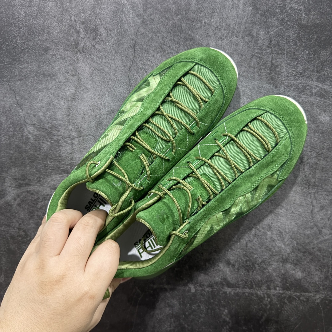 图片[12]-【莞产礼盒版】PHILEO x SALOMON萨洛蒙 Alpinway 联名系列 户外 情侣款休闲 运动鞋 同步原版细节材质 双层礼盒包装 黑色与牛油果绿两个配色 打破常规，采用不对称鞋面设计，凸显个性与时尚，同时通过网面透视窗和内侧X型缝线，不仅凸显出Sensifit系统，还丰富了鞋面层次。 材质拼接麂皮与织物、网面的拼接，将自然气息与都市机能巧妙融合，质感丰富，兼具透气性与耐用性。 独特鞋带系统 延伸至鞋头的鞋带系统，使鞋子更富体积感轮廓，在视觉上更加饱满，也提供了更舒适的穿着体验。 搭载Contagrip® Alpine粘性橡胶大底，深齿纹设计，在冰面、碎石坡、泥泞路等各种复杂地形上都有出色的抓地力，防滑性能极佳。 舒适缓震：双密度EVA中底分区缓震，前掌灵敏响应陡坡攀爬，后跟强化支撑长线徒步，能有效减轻脚部负担，即使长时间行走或运动也不易感到疲劳。 精准包裹：SensiFit™动态包裹技术从鞋舌到中底全维度锁足，搭配EndoFit™无缝内靴结构，提供精准的包裹感，让脚部在鞋内保持稳定，减少位移。 穿搭建议 户外风：搭配冲锋衣、工装裤，无论是登山徒步还是户外探险，都能展现出专业又时尚的户外风格。 休闲风：与牛仔裤、卫衣组合，简约又随性，适合日常出行、逛街等场合，轻松打造休闲时尚感。 机能风：配搭机能风长裤、战术背心，凸显机能感与时尚感，让你在城市街头也能成为焦点。 尺码：35-45 无半码-选品中心