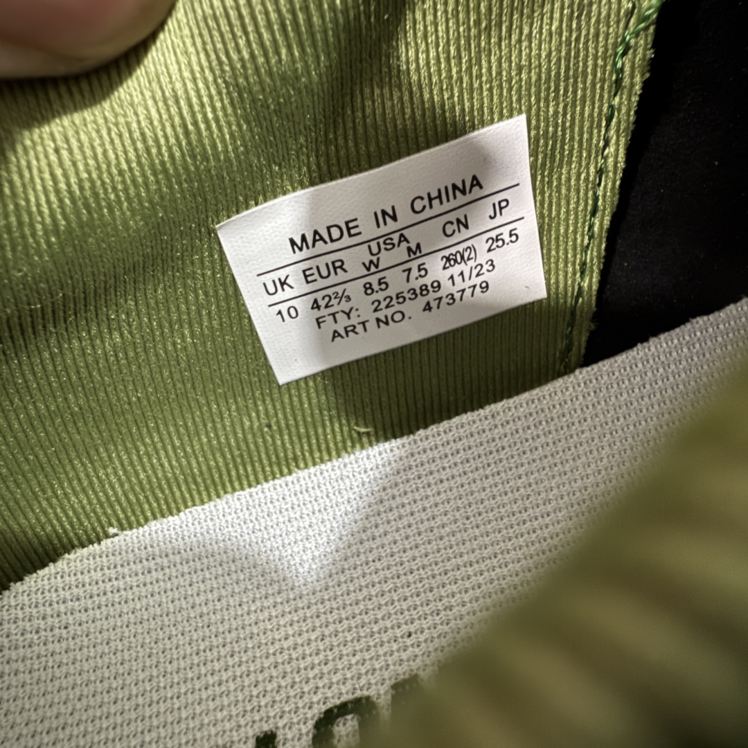 图片[7]-【莞产礼盒版】PHILEO x SALOMON萨洛蒙 Alpinway 联名系列 户外 情侣款休闲 运动鞋 同步原版细节材质 双层礼盒包装 黑色与牛油果绿两个配色 打破常规，采用不对称鞋面设计，凸显个性与时尚，同时通过网面透视窗和内侧X型缝线，不仅凸显出Sensifit系统，还丰富了鞋面层次。 材质拼接麂皮与织物、网面的拼接，将自然气息与都市机能巧妙融合，质感丰富，兼具透气性与耐用性。 独特鞋带系统 延伸至鞋头的鞋带系统，使鞋子更富体积感轮廓，在视觉上更加饱满，也提供了更舒适的穿着体验。 搭载Contagrip® Alpine粘性橡胶大底，深齿纹设计，在冰面、碎石坡、泥泞路等各种复杂地形上都有出色的抓地力，防滑性能极佳。 舒适缓震：双密度EVA中底分区缓震，前掌灵敏响应陡坡攀爬，后跟强化支撑长线徒步，能有效减轻脚部负担，即使长时间行走或运动也不易感到疲劳。 精准包裹：SensiFit™动态包裹技术从鞋舌到中底全维度锁足，搭配EndoFit™无缝内靴结构，提供精准的包裹感，让脚部在鞋内保持稳定，减少位移。 穿搭建议 户外风：搭配冲锋衣、工装裤，无论是登山徒步还是户外探险，都能展现出专业又时尚的户外风格。 休闲风：与牛仔裤、卫衣组合，简约又随性，适合日常出行、逛街等场合，轻松打造休闲时尚感。 机能风：配搭机能风长裤、战术背心，凸显机能感与时尚感，让你在城市街头也能成为焦点。 尺码：35-45 无半码-选品中心