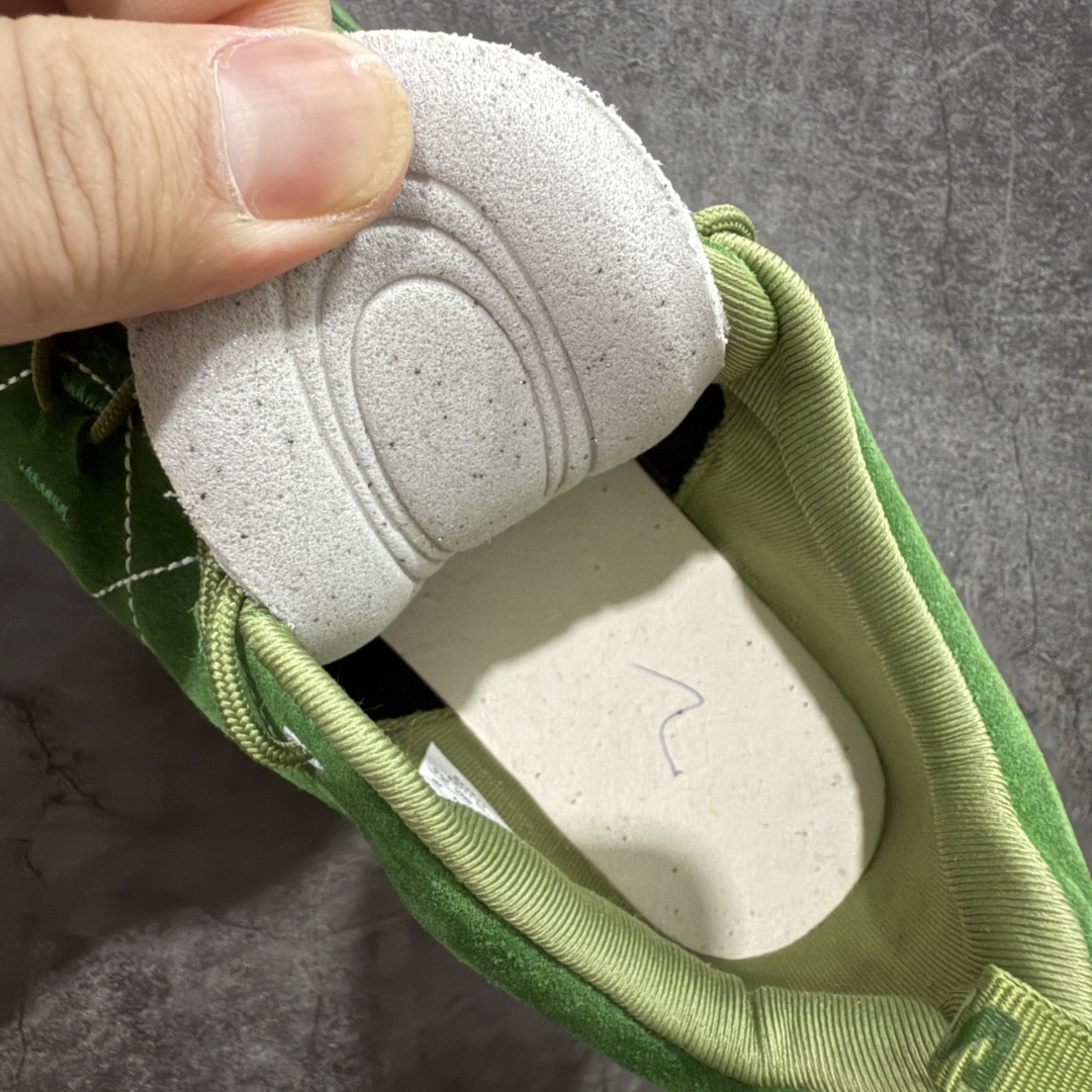 图片[9]-【莞产礼盒版】PHILEO x SALOMON萨洛蒙 Alpinway 联名系列 户外 情侣款休闲 运动鞋 同步原版细节材质 双层礼盒包装 黑色与牛油果绿两个配色 打破常规，采用不对称鞋面设计，凸显个性与时尚，同时通过网面透视窗和内侧X型缝线，不仅凸显出Sensifit系统，还丰富了鞋面层次。 材质拼接麂皮与织物、网面的拼接，将自然气息与都市机能巧妙融合，质感丰富，兼具透气性与耐用性。 独特鞋带系统 延伸至鞋头的鞋带系统，使鞋子更富体积感轮廓，在视觉上更加饱满，也提供了更舒适的穿着体验。 搭载Contagrip® Alpine粘性橡胶大底，深齿纹设计，在冰面、碎石坡、泥泞路等各种复杂地形上都有出色的抓地力，防滑性能极佳。 舒适缓震：双密度EVA中底分区缓震，前掌灵敏响应陡坡攀爬，后跟强化支撑长线徒步，能有效减轻脚部负担，即使长时间行走或运动也不易感到疲劳。 精准包裹：SensiFit™动态包裹技术从鞋舌到中底全维度锁足，搭配EndoFit™无缝内靴结构，提供精准的包裹感，让脚部在鞋内保持稳定，减少位移。 穿搭建议 户外风：搭配冲锋衣、工装裤，无论是登山徒步还是户外探险，都能展现出专业又时尚的户外风格。 休闲风：与牛仔裤、卫衣组合，简约又随性，适合日常出行、逛街等场合，轻松打造休闲时尚感。 机能风：配搭机能风长裤、战术背心，凸显机能感与时尚感，让你在城市街头也能成为焦点。 尺码：35-45 无半码-选品中心