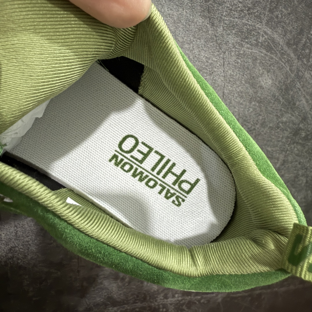 图片[8]-【莞产礼盒版】PHILEO x SALOMON萨洛蒙 Alpinway 联名系列 户外 情侣款休闲 运动鞋 同步原版细节材质 双层礼盒包装 黑色与牛油果绿两个配色 打破常规，采用不对称鞋面设计，凸显个性与时尚，同时通过网面透视窗和内侧X型缝线，不仅凸显出Sensifit系统，还丰富了鞋面层次。 材质拼接麂皮与织物、网面的拼接，将自然气息与都市机能巧妙融合，质感丰富，兼具透气性与耐用性。 独特鞋带系统 延伸至鞋头的鞋带系统，使鞋子更富体积感轮廓，在视觉上更加饱满，也提供了更舒适的穿着体验。 搭载Contagrip® Alpine粘性橡胶大底，深齿纹设计，在冰面、碎石坡、泥泞路等各种复杂地形上都有出色的抓地力，防滑性能极佳。 舒适缓震：双密度EVA中底分区缓震，前掌灵敏响应陡坡攀爬，后跟强化支撑长线徒步，能有效减轻脚部负担，即使长时间行走或运动也不易感到疲劳。 精准包裹：SensiFit™动态包裹技术从鞋舌到中底全维度锁足，搭配EndoFit™无缝内靴结构，提供精准的包裹感，让脚部在鞋内保持稳定，减少位移。 穿搭建议 户外风：搭配冲锋衣、工装裤，无论是登山徒步还是户外探险，都能展现出专业又时尚的户外风格。 休闲风：与牛仔裤、卫衣组合，简约又随性，适合日常出行、逛街等场合，轻松打造休闲时尚感。 机能风：配搭机能风长裤、战术背心，凸显机能感与时尚感，让你在城市街头也能成为焦点。 尺码：35-45 无半码-选品中心