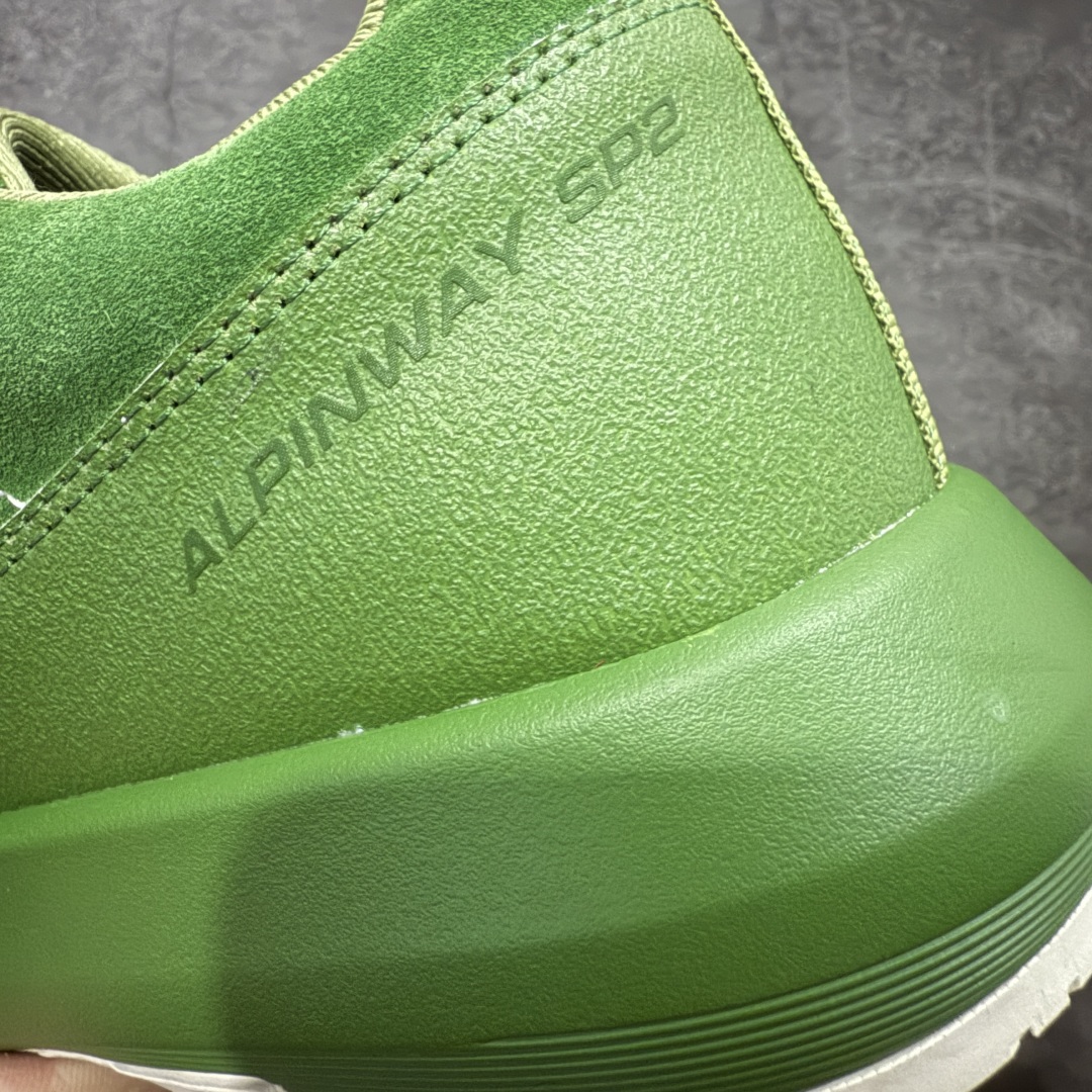 图片[3]-【莞产礼盒版】PHILEO x SALOMON萨洛蒙 Alpinway 联名系列 户外 情侣款休闲 运动鞋 同步原版细节材质 双层礼盒包装 黑色与牛油果绿两个配色 打破常规，采用不对称鞋面设计，凸显个性与时尚，同时通过网面透视窗和内侧X型缝线，不仅凸显出Sensifit系统，还丰富了鞋面层次。 材质拼接麂皮与织物、网面的拼接，将自然气息与都市机能巧妙融合，质感丰富，兼具透气性与耐用性。 独特鞋带系统 延伸至鞋头的鞋带系统，使鞋子更富体积感轮廓，在视觉上更加饱满，也提供了更舒适的穿着体验。 搭载Contagrip® Alpine粘性橡胶大底，深齿纹设计，在冰面、碎石坡、泥泞路等各种复杂地形上都有出色的抓地力，防滑性能极佳。 舒适缓震：双密度EVA中底分区缓震，前掌灵敏响应陡坡攀爬，后跟强化支撑长线徒步，能有效减轻脚部负担，即使长时间行走或运动也不易感到疲劳。 精准包裹：SensiFit™动态包裹技术从鞋舌到中底全维度锁足，搭配EndoFit™无缝内靴结构，提供精准的包裹感，让脚部在鞋内保持稳定，减少位移。 穿搭建议 户外风：搭配冲锋衣、工装裤，无论是登山徒步还是户外探险，都能展现出专业又时尚的户外风格。 休闲风：与牛仔裤、卫衣组合，简约又随性，适合日常出行、逛街等场合，轻松打造休闲时尚感。 机能风：配搭机能风长裤、战术背心，凸显机能感与时尚感，让你在城市街头也能成为焦点。 尺码：35-45 无半码-选品中心