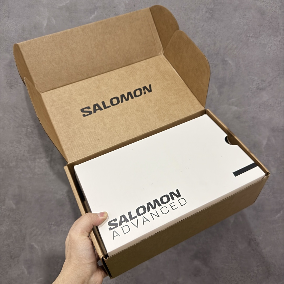 图片[10]-【莞产礼盒版】PHILEO x SALOMON萨洛蒙 Alpinway 联名系列 户外 情侣款休闲 运动鞋 同步原版细节材质 双层礼盒包装 黑色与牛油果绿两个配色 打破常规，采用不对称鞋面设计，凸显个性与时尚，同时通过网面透视窗和内侧X型缝线，不仅凸显出Sensifit系统，还丰富了鞋面层次。 材质拼接麂皮与织物、网面的拼接，将自然气息与都市机能巧妙融合，质感丰富，兼具透气性与耐用性。 独特鞋带系统 延伸至鞋头的鞋带系统，使鞋子更富体积感轮廓，在视觉上更加饱满，也提供了更舒适的穿着体验。 搭载Contagrip® Alpine粘性橡胶大底，深齿纹设计，在冰面、碎石坡、泥泞路等各种复杂地形上都有出色的抓地力，防滑性能极佳。 舒适缓震：双密度EVA中底分区缓震，前掌灵敏响应陡坡攀爬，后跟强化支撑长线徒步，能有效减轻脚部负担，即使长时间行走或运动也不易感到疲劳。 精准包裹：SensiFit™动态包裹技术从鞋舌到中底全维度锁足，搭配EndoFit™无缝内靴结构，提供精准的包裹感，让脚部在鞋内保持稳定，减少位移。 穿搭建议 户外风：搭配冲锋衣、工装裤，无论是登山徒步还是户外探险，都能展现出专业又时尚的户外风格。 休闲风：与牛仔裤、卫衣组合，简约又随性，适合日常出行、逛街等场合，轻松打造休闲时尚感。 机能风：配搭机能风长裤、战术背心，凸显机能感与时尚感，让你在城市街头也能成为焦点。 尺码：35-45 无半码-选品中心