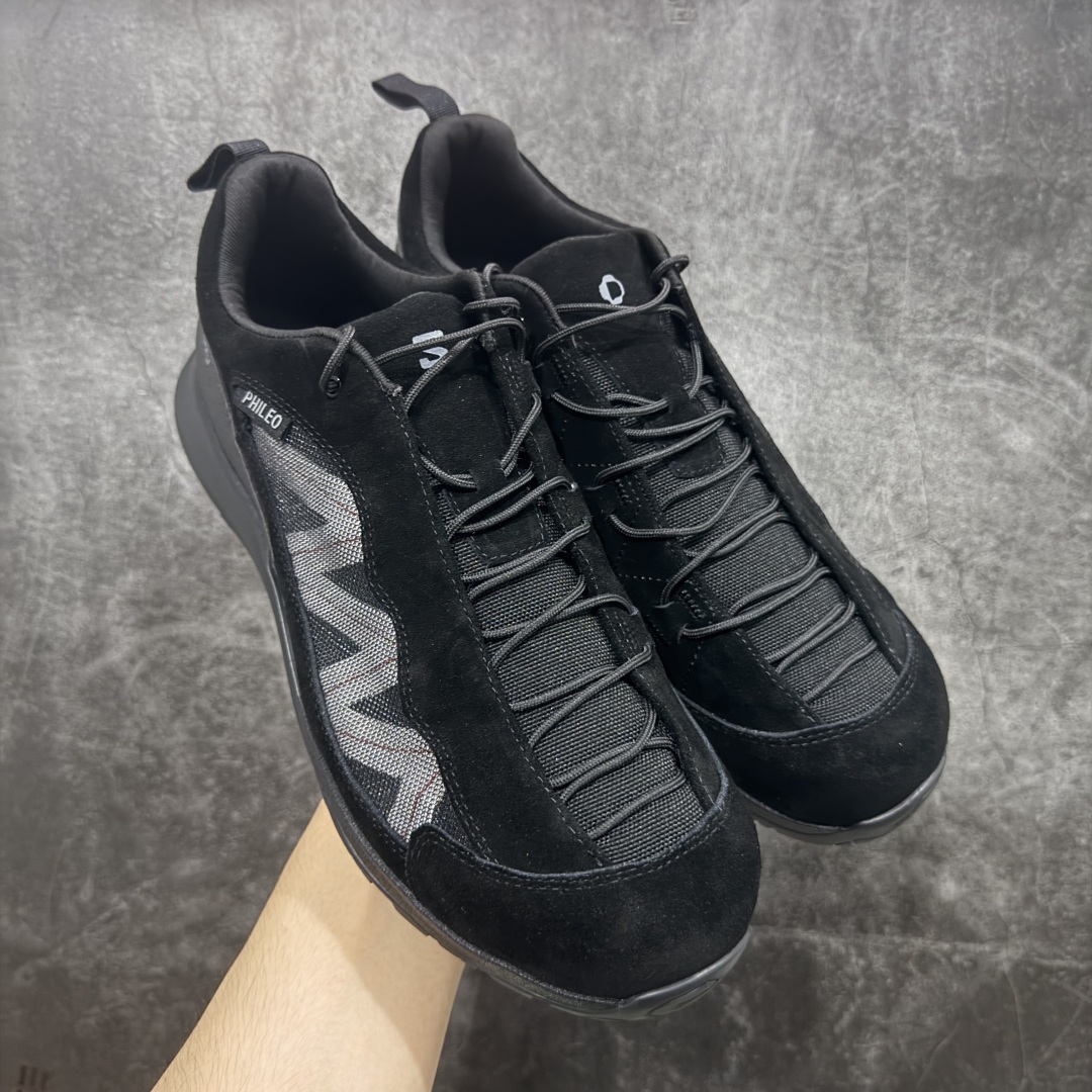 【莞产礼盒版】PHILEO x SALOMON萨洛蒙 Alpinway 联名系列 户外 情侣款休闲 运动鞋 同步原版细节材质 双层礼盒包装 黑色与牛油果绿两个配色 打破常规,采用不对称鞋面设计,凸显个性与时尚,同时通过网面透视窗和内侧X型缝线,不仅凸显出Sensifit系统,还丰富了鞋面层次。 材质拼接麂皮与织物、网面的拼接,将自然气息与都市机能巧妙融合,质感丰富,兼具透气性与耐用性。 独特鞋带系统 延伸至鞋头的鞋带系统,使鞋子更富体积感轮廓,在视觉上更加饱满,也提供了更舒适的穿着体验。 搭载Contagrip® Alpine粘性橡胶大底,深齿纹设计,在冰面、碎石坡、泥泞路等各种复杂地形上都有出色的抓地力,防滑性能极佳。 舒适缓震:双密度EVA中底分区缓震,前掌灵敏响应陡坡攀爬,后跟强化支撑长线徒步,能有效减轻脚部负担,即使长时间行走或运动也不易感到疲劳。 精准包裹:SensiFit™动态包裹技术从鞋舌到中底全维度锁足,搭配EndoFit™无缝内靴结构,提供精准的包裹感,让脚部在鞋内保持稳定,减少位移。 穿搭建议 户外风:搭配冲锋衣、工装裤,无论是登山徒步还是户外探险,都能展现出专业又时尚的户外风格。 休闲风:与牛仔裤、卫衣组合,简约又随性,适合日常出行、逛街等场合,轻松打造休闲时尚感。 机能风:配搭机能风长裤、战术背心,凸显机能感与时尚感,让你在城市街头也能成为焦点。 尺码:35-45 无半码-选品中心