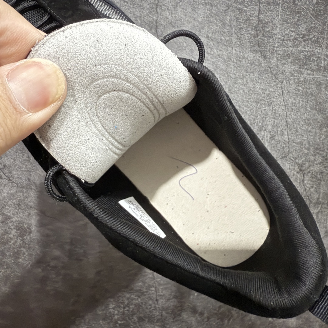 图片[9]-【莞产礼盒版】PHILEO x SALOMON萨洛蒙 Alpinway 联名系列 户外 情侣款休闲 运动鞋 同步原版细节材质 双层礼盒包装 黑色与牛油果绿两个配色 打破常规，采用不对称鞋面设计，凸显个性与时尚，同时通过网面透视窗和内侧X型缝线，不仅凸显出Sensifit系统，还丰富了鞋面层次。 材质拼接麂皮与织物、网面的拼接，将自然气息与都市机能巧妙融合，质感丰富，兼具透气性与耐用性。 独特鞋带系统 延伸至鞋头的鞋带系统，使鞋子更富体积感轮廓，在视觉上更加饱满，也提供了更舒适的穿着体验。 搭载Contagrip® Alpine粘性橡胶大底，深齿纹设计，在冰面、碎石坡、泥泞路等各种复杂地形上都有出色的抓地力，防滑性能极佳。 舒适缓震：双密度EVA中底分区缓震，前掌灵敏响应陡坡攀爬，后跟强化支撑长线徒步，能有效减轻脚部负担，即使长时间行走或运动也不易感到疲劳。 精准包裹：SensiFit™动态包裹技术从鞋舌到中底全维度锁足，搭配EndoFit™无缝内靴结构，提供精准的包裹感，让脚部在鞋内保持稳定，减少位移。 穿搭建议 户外风：搭配冲锋衣、工装裤，无论是登山徒步还是户外探险，都能展现出专业又时尚的户外风格。 休闲风：与牛仔裤、卫衣组合，简约又随性，适合日常出行、逛街等场合，轻松打造休闲时尚感。 机能风：配搭机能风长裤、战术背心，凸显机能感与时尚感，让你在城市街头也能成为焦点。 尺码：35-45 无半码-选品中心