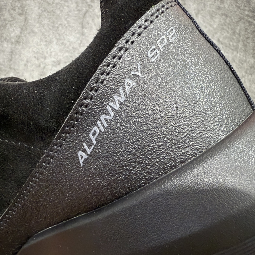 图片[3]-【莞产礼盒版】PHILEO x SALOMON萨洛蒙 Alpinway 联名系列 户外 情侣款休闲 运动鞋 同步原版细节材质 双层礼盒包装 黑色与牛油果绿两个配色 打破常规，采用不对称鞋面设计，凸显个性与时尚，同时通过网面透视窗和内侧X型缝线，不仅凸显出Sensifit系统，还丰富了鞋面层次。 材质拼接麂皮与织物、网面的拼接，将自然气息与都市机能巧妙融合，质感丰富，兼具透气性与耐用性。 独特鞋带系统 延伸至鞋头的鞋带系统，使鞋子更富体积感轮廓，在视觉上更加饱满，也提供了更舒适的穿着体验。 搭载Contagrip® Alpine粘性橡胶大底，深齿纹设计，在冰面、碎石坡、泥泞路等各种复杂地形上都有出色的抓地力，防滑性能极佳。 舒适缓震：双密度EVA中底分区缓震，前掌灵敏响应陡坡攀爬，后跟强化支撑长线徒步，能有效减轻脚部负担，即使长时间行走或运动也不易感到疲劳。 精准包裹：SensiFit™动态包裹技术从鞋舌到中底全维度锁足，搭配EndoFit™无缝内靴结构，提供精准的包裹感，让脚部在鞋内保持稳定，减少位移。 穿搭建议 户外风：搭配冲锋衣、工装裤，无论是登山徒步还是户外探险，都能展现出专业又时尚的户外风格。 休闲风：与牛仔裤、卫衣组合，简约又随性，适合日常出行、逛街等场合，轻松打造休闲时尚感。 机能风：配搭机能风长裤、战术背心，凸显机能感与时尚感，让你在城市街头也能成为焦点。 尺码：35-45 无半码-选品中心