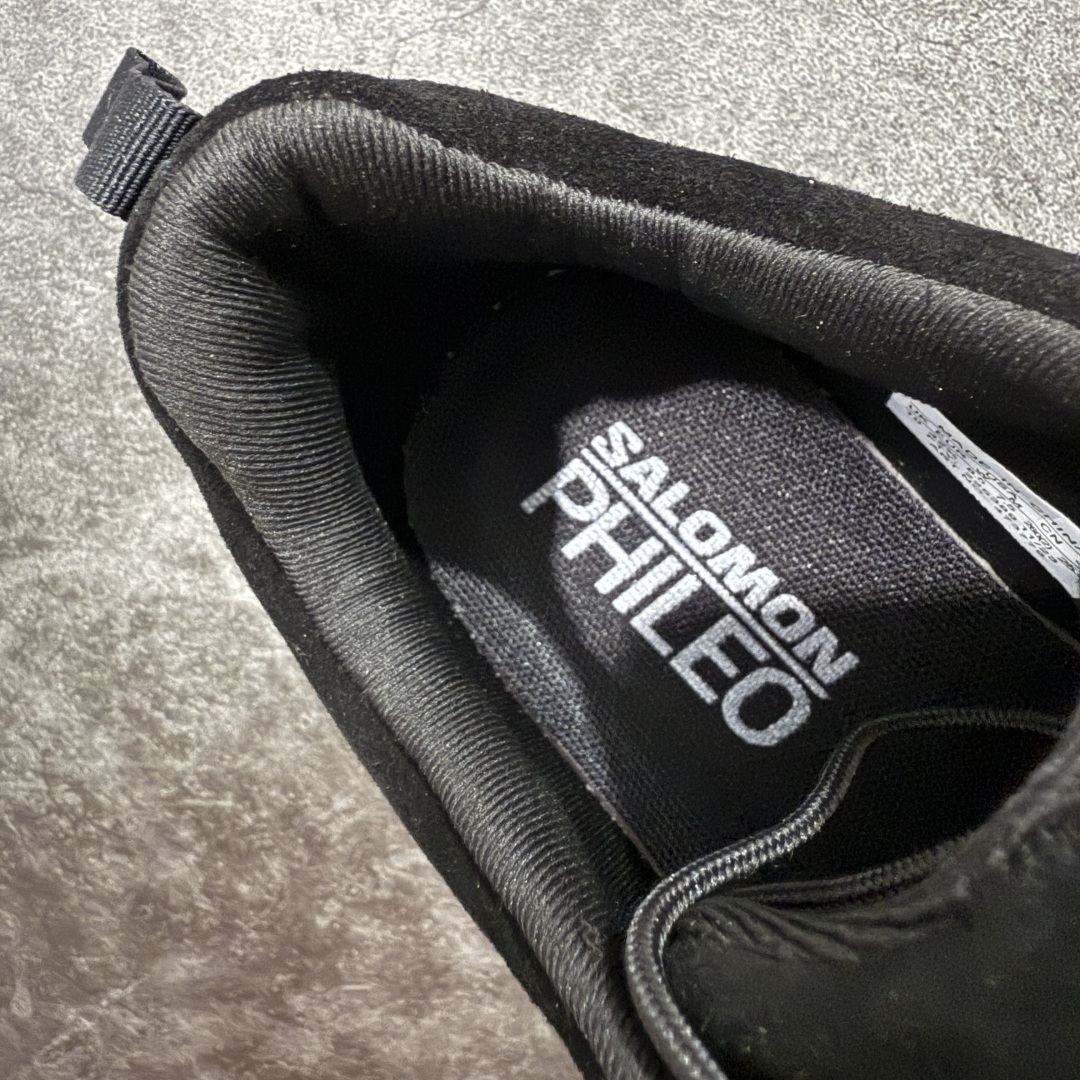 图片[8]-【莞产礼盒版】PHILEO x SALOMON萨洛蒙 Alpinway 联名系列 户外 情侣款休闲 运动鞋 同步原版细节材质 双层礼盒包装 黑色与牛油果绿两个配色 打破常规，采用不对称鞋面设计，凸显个性与时尚，同时通过网面透视窗和内侧X型缝线，不仅凸显出Sensifit系统，还丰富了鞋面层次。 材质拼接麂皮与织物、网面的拼接，将自然气息与都市机能巧妙融合，质感丰富，兼具透气性与耐用性。 独特鞋带系统 延伸至鞋头的鞋带系统，使鞋子更富体积感轮廓，在视觉上更加饱满，也提供了更舒适的穿着体验。 搭载Contagrip® Alpine粘性橡胶大底，深齿纹设计，在冰面、碎石坡、泥泞路等各种复杂地形上都有出色的抓地力，防滑性能极佳。 舒适缓震：双密度EVA中底分区缓震，前掌灵敏响应陡坡攀爬，后跟强化支撑长线徒步，能有效减轻脚部负担，即使长时间行走或运动也不易感到疲劳。 精准包裹：SensiFit™动态包裹技术从鞋舌到中底全维度锁足，搭配EndoFit™无缝内靴结构，提供精准的包裹感，让脚部在鞋内保持稳定，减少位移。 穿搭建议 户外风：搭配冲锋衣、工装裤，无论是登山徒步还是户外探险，都能展现出专业又时尚的户外风格。 休闲风：与牛仔裤、卫衣组合，简约又随性，适合日常出行、逛街等场合，轻松打造休闲时尚感。 机能风：配搭机能风长裤、战术背心，凸显机能感与时尚感，让你在城市街头也能成为焦点。 尺码：35-45 无半码-选品中心