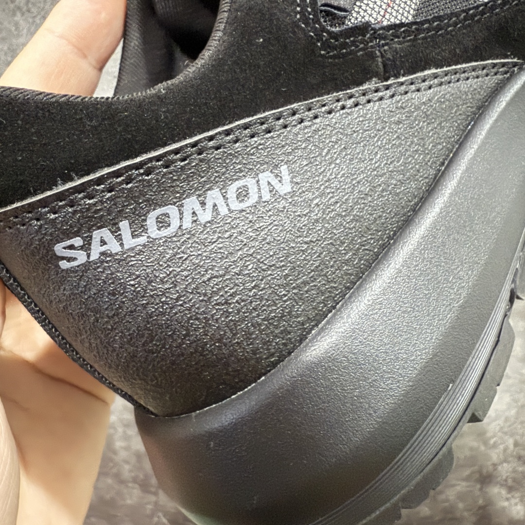 图片[2]-【莞产礼盒版】PHILEO x SALOMON萨洛蒙 Alpinway 联名系列 户外 情侣款休闲 运动鞋 同步原版细节材质 双层礼盒包装 黑色与牛油果绿两个配色 打破常规，采用不对称鞋面设计，凸显个性与时尚，同时通过网面透视窗和内侧X型缝线，不仅凸显出Sensifit系统，还丰富了鞋面层次。 材质拼接麂皮与织物、网面的拼接，将自然气息与都市机能巧妙融合，质感丰富，兼具透气性与耐用性。 独特鞋带系统 延伸至鞋头的鞋带系统，使鞋子更富体积感轮廓，在视觉上更加饱满，也提供了更舒适的穿着体验。 搭载Contagrip® Alpine粘性橡胶大底，深齿纹设计，在冰面、碎石坡、泥泞路等各种复杂地形上都有出色的抓地力，防滑性能极佳。 舒适缓震：双密度EVA中底分区缓震，前掌灵敏响应陡坡攀爬，后跟强化支撑长线徒步，能有效减轻脚部负担，即使长时间行走或运动也不易感到疲劳。 精准包裹：SensiFit™动态包裹技术从鞋舌到中底全维度锁足，搭配EndoFit™无缝内靴结构，提供精准的包裹感，让脚部在鞋内保持稳定，减少位移。 穿搭建议 户外风：搭配冲锋衣、工装裤，无论是登山徒步还是户外探险，都能展现出专业又时尚的户外风格。 休闲风：与牛仔裤、卫衣组合，简约又随性，适合日常出行、逛街等场合，轻松打造休闲时尚感。 机能风：配搭机能风长裤、战术背心，凸显机能感与时尚感，让你在城市街头也能成为焦点。 尺码：35-45 无半码-选品中心