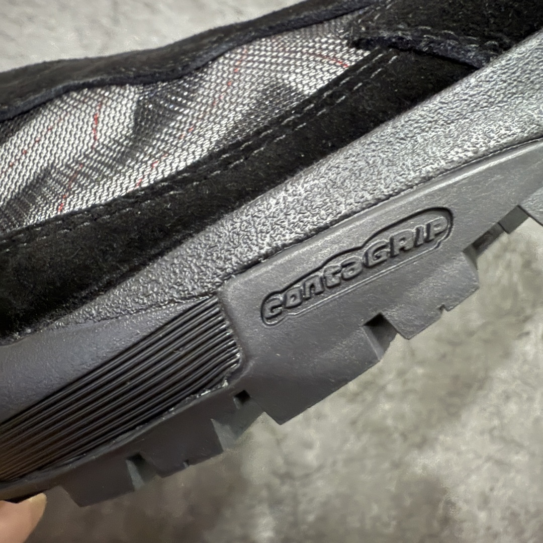 图片[5]-【莞产礼盒版】PHILEO x SALOMON萨洛蒙 Alpinway 联名系列 户外 情侣款休闲 运动鞋 同步原版细节材质 双层礼盒包装 黑色与牛油果绿两个配色 打破常规，采用不对称鞋面设计，凸显个性与时尚，同时通过网面透视窗和内侧X型缝线，不仅凸显出Sensifit系统，还丰富了鞋面层次。 材质拼接麂皮与织物、网面的拼接，将自然气息与都市机能巧妙融合，质感丰富，兼具透气性与耐用性。 独特鞋带系统 延伸至鞋头的鞋带系统，使鞋子更富体积感轮廓，在视觉上更加饱满，也提供了更舒适的穿着体验。 搭载Contagrip® Alpine粘性橡胶大底，深齿纹设计，在冰面、碎石坡、泥泞路等各种复杂地形上都有出色的抓地力，防滑性能极佳。 舒适缓震：双密度EVA中底分区缓震，前掌灵敏响应陡坡攀爬，后跟强化支撑长线徒步，能有效减轻脚部负担，即使长时间行走或运动也不易感到疲劳。 精准包裹：SensiFit™动态包裹技术从鞋舌到中底全维度锁足，搭配EndoFit™无缝内靴结构，提供精准的包裹感，让脚部在鞋内保持稳定，减少位移。 穿搭建议 户外风：搭配冲锋衣、工装裤，无论是登山徒步还是户外探险，都能展现出专业又时尚的户外风格。 休闲风：与牛仔裤、卫衣组合，简约又随性，适合日常出行、逛街等场合，轻松打造休闲时尚感。 机能风：配搭机能风长裤、战术背心，凸显机能感与时尚感，让你在城市街头也能成为焦点。 尺码：35-45 无半码-选品中心