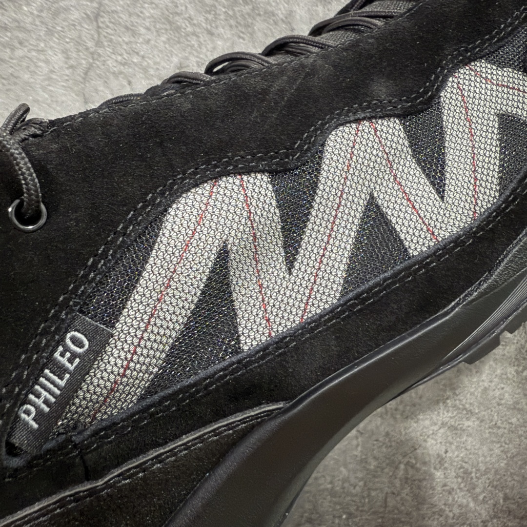 图片[4]-【莞产礼盒版】PHILEO x SALOMON萨洛蒙 Alpinway 联名系列 户外 情侣款休闲 运动鞋 同步原版细节材质 双层礼盒包装 黑色与牛油果绿两个配色 打破常规，采用不对称鞋面设计，凸显个性与时尚，同时通过网面透视窗和内侧X型缝线，不仅凸显出Sensifit系统，还丰富了鞋面层次。 材质拼接麂皮与织物、网面的拼接，将自然气息与都市机能巧妙融合，质感丰富，兼具透气性与耐用性。 独特鞋带系统 延伸至鞋头的鞋带系统，使鞋子更富体积感轮廓，在视觉上更加饱满，也提供了更舒适的穿着体验。 搭载Contagrip® Alpine粘性橡胶大底，深齿纹设计，在冰面、碎石坡、泥泞路等各种复杂地形上都有出色的抓地力，防滑性能极佳。 舒适缓震：双密度EVA中底分区缓震，前掌灵敏响应陡坡攀爬，后跟强化支撑长线徒步，能有效减轻脚部负担，即使长时间行走或运动也不易感到疲劳。 精准包裹：SensiFit™动态包裹技术从鞋舌到中底全维度锁足，搭配EndoFit™无缝内靴结构，提供精准的包裹感，让脚部在鞋内保持稳定，减少位移。 穿搭建议 户外风：搭配冲锋衣、工装裤，无论是登山徒步还是户外探险，都能展现出专业又时尚的户外风格。 休闲风：与牛仔裤、卫衣组合，简约又随性，适合日常出行、逛街等场合，轻松打造休闲时尚感。 机能风：配搭机能风长裤、战术背心，凸显机能感与时尚感，让你在城市街头也能成为焦点。 尺码：35-45 无半码-选品中心