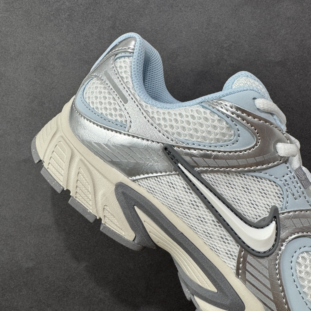 图片[6]-【公司级】NK V5 RNR 舒适百搭防滑耐磨低帮跑步鞋 HJ5228-539 舒适有型适合日常穿着 该鞋款延续千禧年经典设计搭载泡绵中底 厚实而轻盈匠心细节巧搭立体耐克勾标志焕新演绎复古跑鞋 鞋款从千禧年美学汲取灵感 混搭多种材质突显层次感立体感和传统跑步风范 尺码：36 36.5 37.5 38 38.5 39 40 40.5 41 42-选品中心