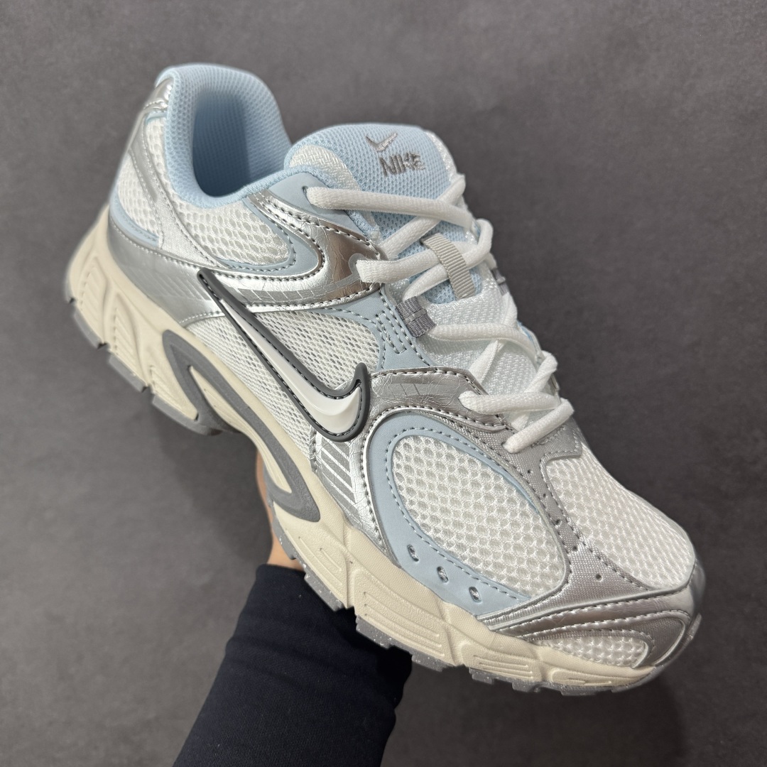 图片[3]-【公司级】NK V5 RNR 舒适百搭防滑耐磨低帮跑步鞋 HJ5228-539 舒适有型适合日常穿着 该鞋款延续千禧年经典设计搭载泡绵中底 厚实而轻盈匠心细节巧搭立体耐克勾标志焕新演绎复古跑鞋 鞋款从千禧年美学汲取灵感 混搭多种材质突显层次感立体感和传统跑步风范 尺码：36 36.5 37.5 38 38.5 39 40 40.5 41 42-选品中心