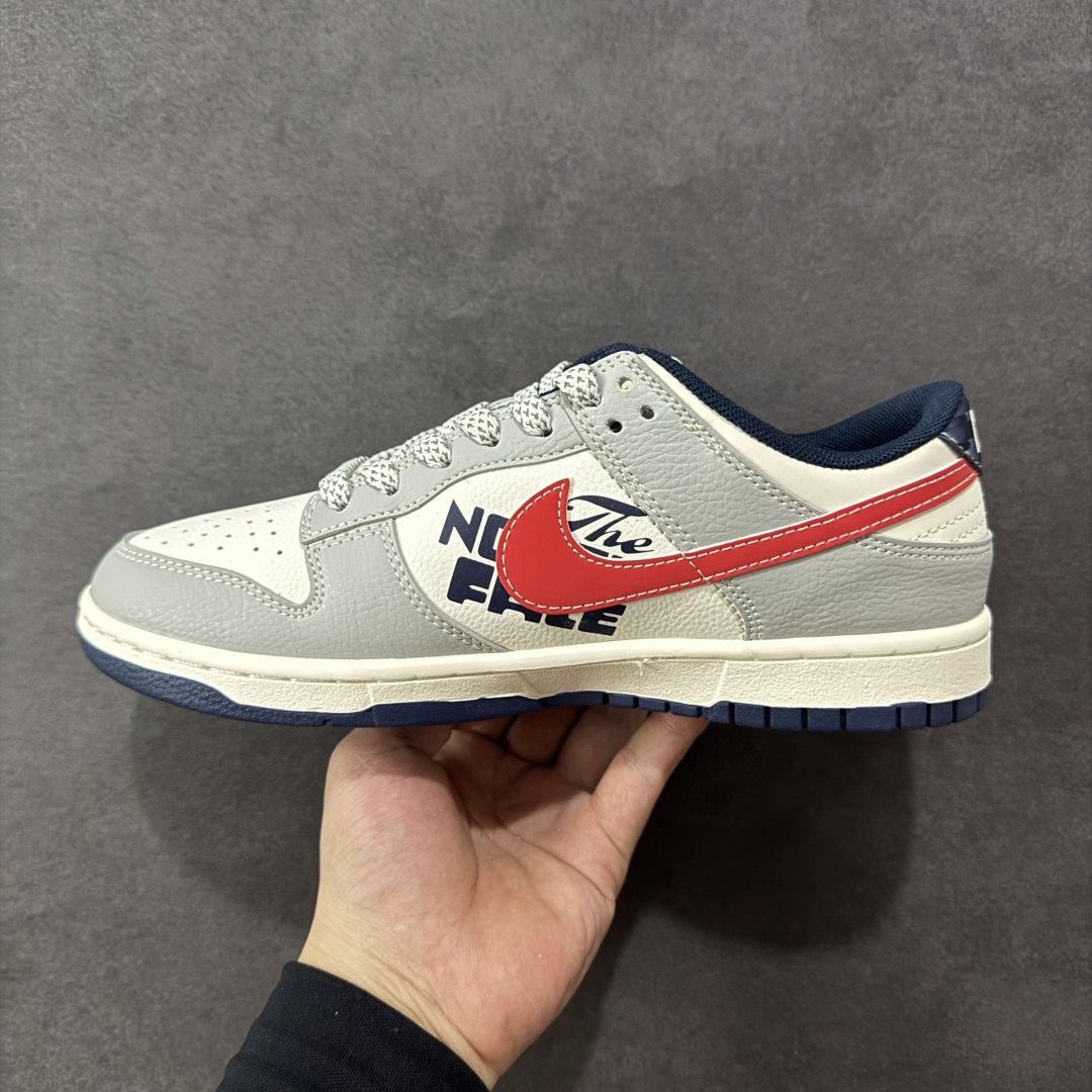 图片[2]-【定制版】Nike SB Dunk Low“北面联名——灰蓝红勾配色” 高端定制 低帮休闲板鞋 定制鞋盒 大厂纯原品质出货 超高清洁度 皮料切割干净无任何毛边 细节完美 货号：XF8698-208 尺码： 36 36.5 37.5 38 38.5 39 40 40.5 41 42 42.5 43 44 44.5 45-选品中心
