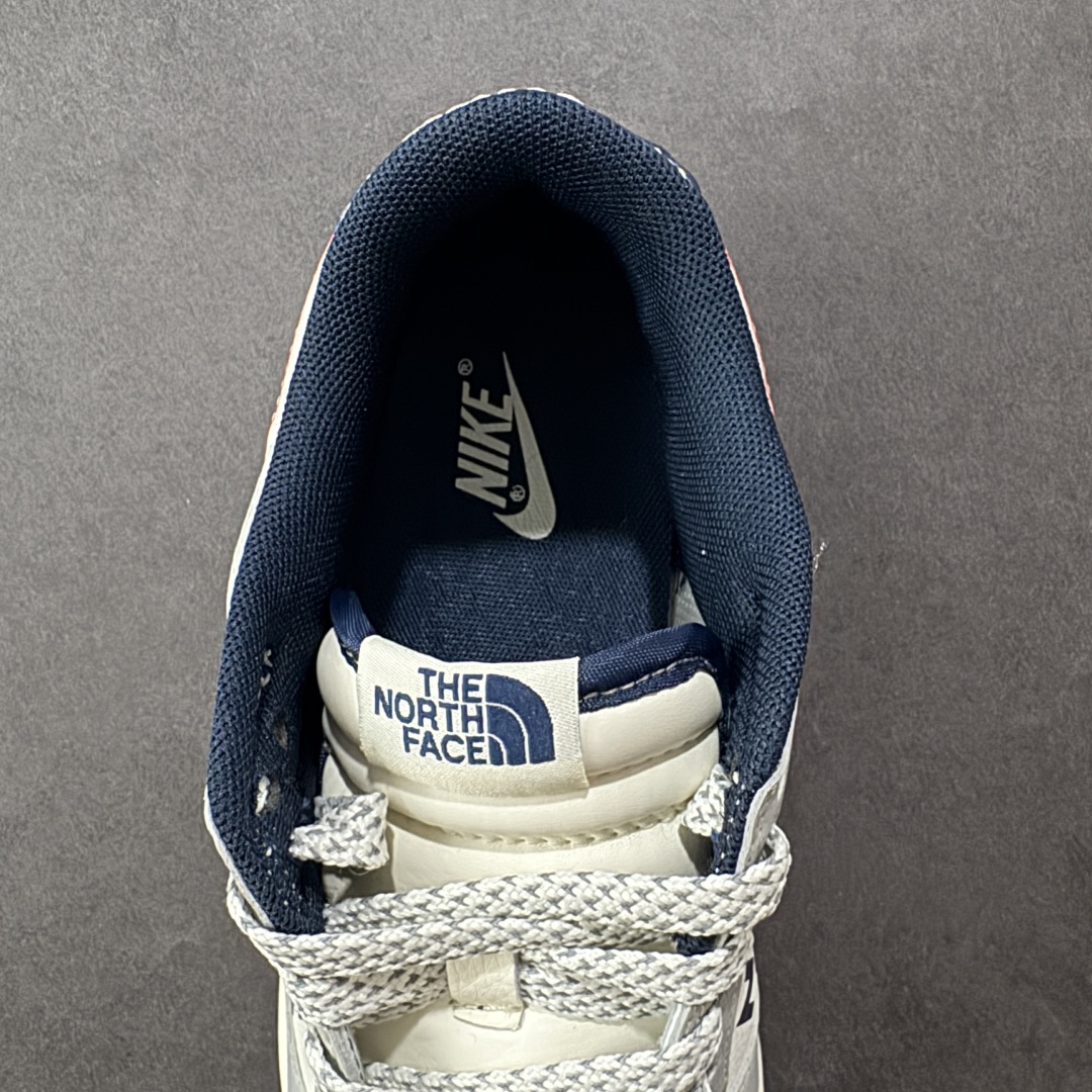 图片[7]-【定制版】Nike SB Dunk Low“北面联名——灰蓝红勾配色” 高端定制 低帮休闲板鞋 定制鞋盒 大厂纯原品质出货 超高清洁度 皮料切割干净无任何毛边 细节完美 货号：XF8698-208 尺码： 36 36.5 37.5 38 38.5 39 40 40.5 41 42 42.5 43 44 44.5 45-选品中心
