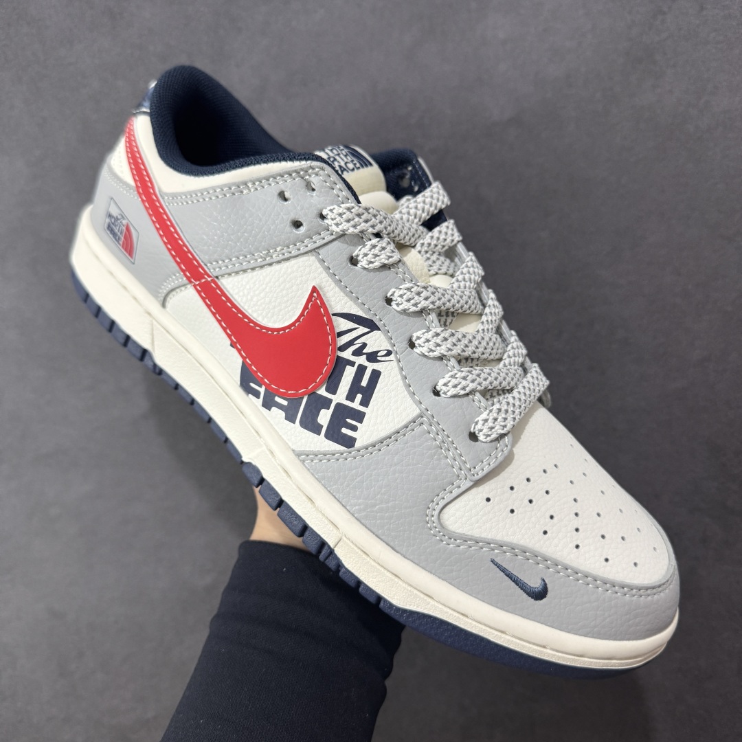 图片[3]-【定制版】Nike SB Dunk Low“北面联名——灰蓝红勾配色” 高端定制 低帮休闲板鞋 定制鞋盒 大厂纯原品质出货 超高清洁度 皮料切割干净无任何毛边 细节完美 货号：XF8698-208 尺码： 36 36.5 37.5 38 38.5 39 40 40.5 41 42 42.5 43 44 44.5 45-选品中心