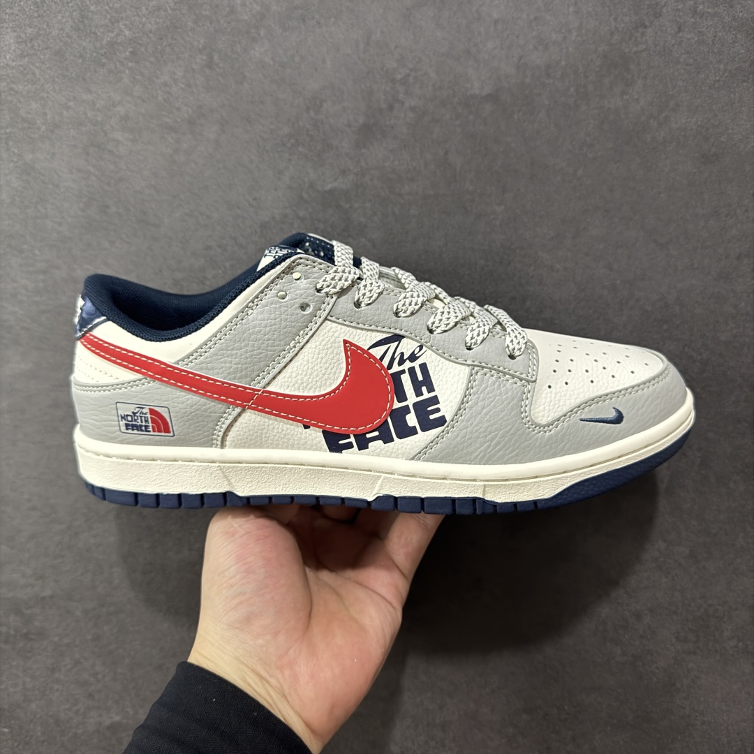 【定制版】Nike SB Dunk Low“北面联名——灰蓝红勾配色” 高端定制 低帮休闲板鞋 定制鞋盒 大厂纯原品质出货 超高清洁度 皮料切割干净无任何毛边 细节完美 货号:XF8698-208 尺码: 36 36.5 37.5 38 38.5 39 40 40.5 41 42 42.5 43 44 44.5 45-选品中心