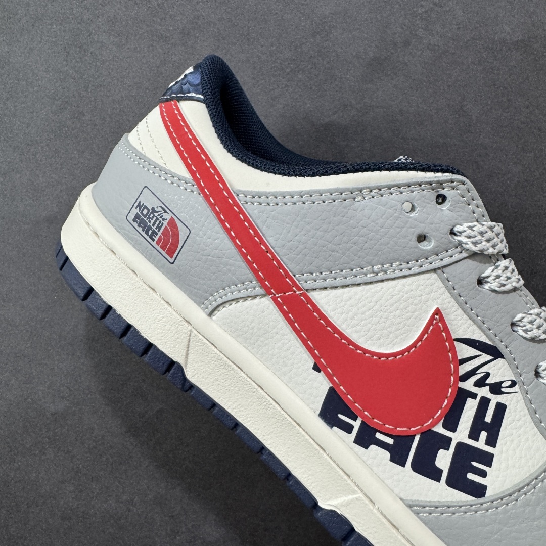 图片[6]-【定制版】Nike SB Dunk Low“北面联名——灰蓝红勾配色” 高端定制 低帮休闲板鞋 定制鞋盒 大厂纯原品质出货 超高清洁度 皮料切割干净无任何毛边 细节完美 货号：XF8698-208 尺码： 36 36.5 37.5 38 38.5 39 40 40.5 41 42 42.5 43 44 44.5 45-选品中心