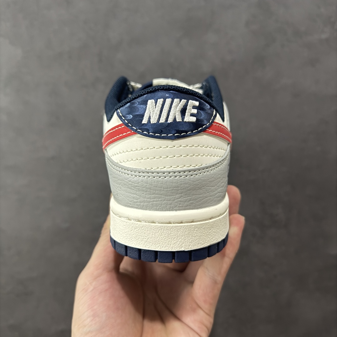 图片[4]-【定制版】Nike SB Dunk Low“北面联名——灰蓝红勾配色” 高端定制 低帮休闲板鞋 定制鞋盒 大厂纯原品质出货 超高清洁度 皮料切割干净无任何毛边 细节完美 货号：XF8698-208 尺码： 36 36.5 37.5 38 38.5 39 40 40.5 41 42 42.5 43 44 44.5 45-选品中心