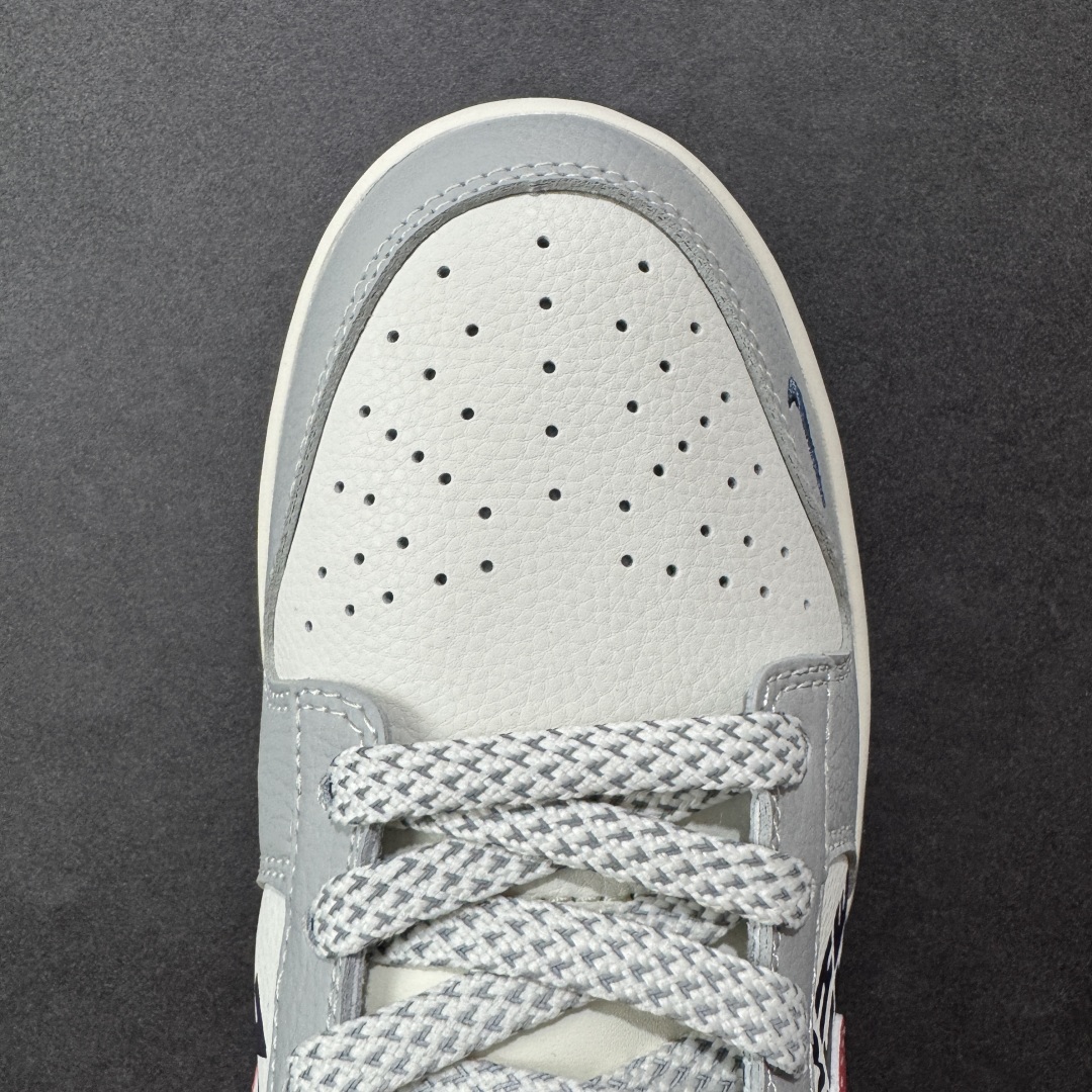 图片[8]-【定制版】Nike SB Dunk Low“北面联名——灰蓝红勾配色” 高端定制 低帮休闲板鞋 定制鞋盒 大厂纯原品质出货 超高清洁度 皮料切割干净无任何毛边 细节完美 货号：XF8698-208 尺码： 36 36.5 37.5 38 38.5 39 40 40.5 41 42 42.5 43 44 44.5 45-选品中心