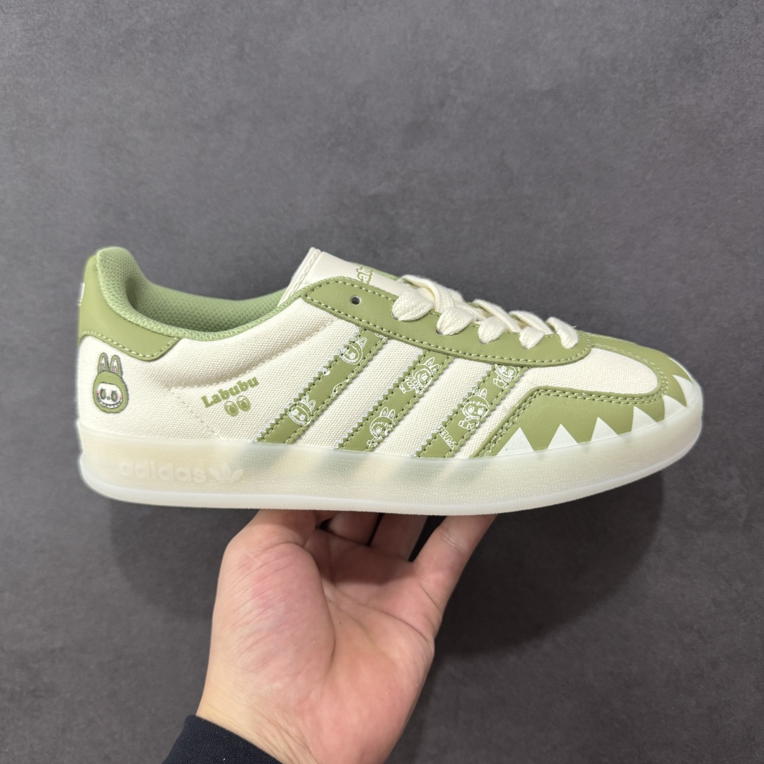 【定制版】adidas originals Samba OG 绿白拉布布 桑巴舞系列复古经典轻便板鞋 此款以简约大方的造型设计 给人以随性休闲的时尚格调 穿着舒适轻便,运动灵活自如 满足日常个性穿搭 货号:DM1234 019 尺码:36 36.5 37 38 38.5 39 40-选品中心