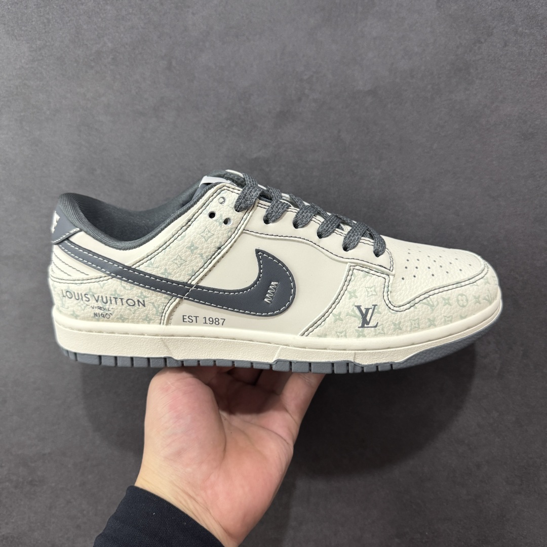 【定制版】Nike SB Dunk Low LV联名 花纹灰勾 周年高端定制 低帮休闲板鞋 YX5066-366 #定制鞋盒 大厂纯原品质出货 超高清洁度 皮料切割干净无任何毛边 细节完美 尺码:36 36.5 37.5 38 38.5 39 40 40.5 41 42 42.5 43 44 44.5 45-选品中心