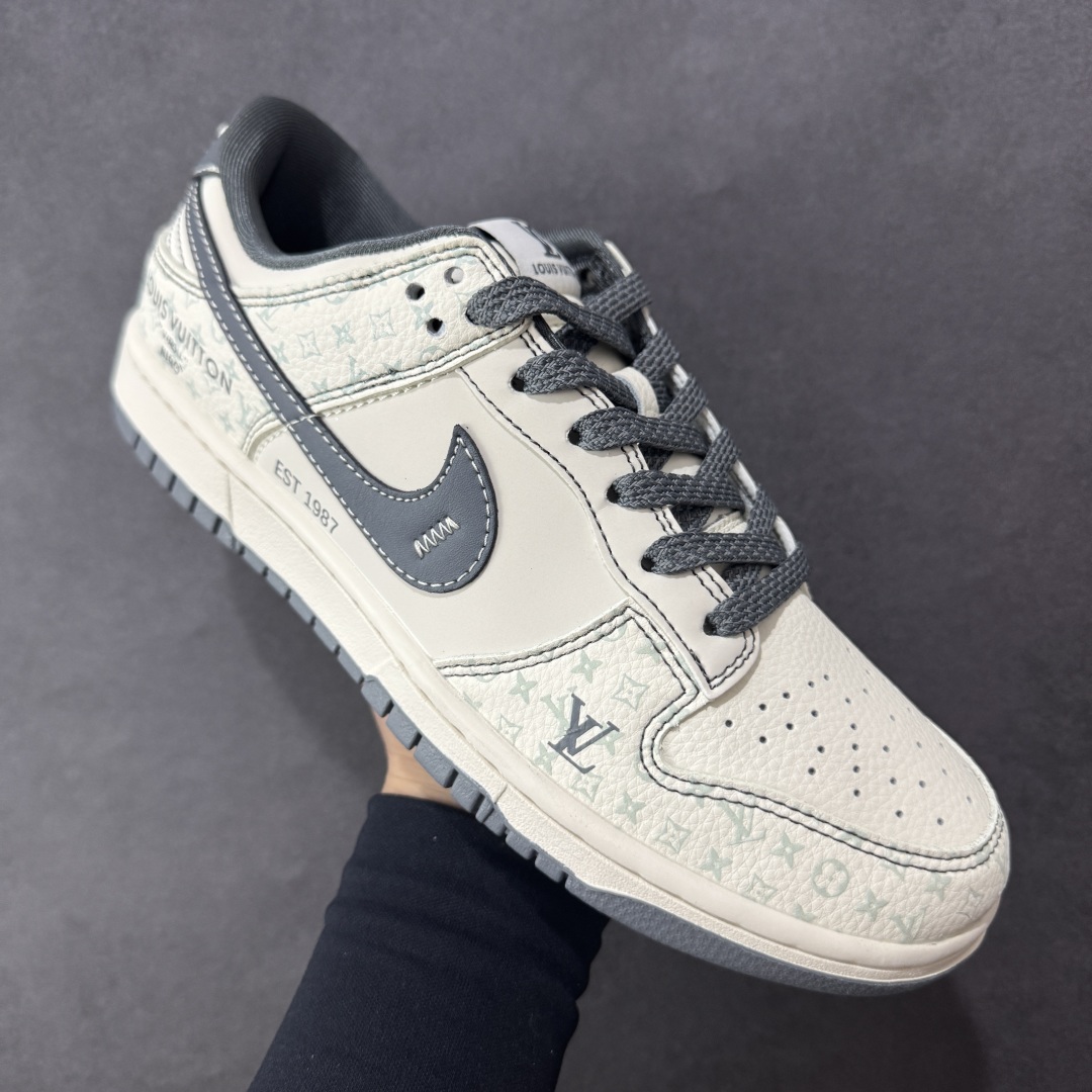 图片[3]-【定制版】Nike SB Dunk Low LV联名 花纹灰勾 周年高端定制 低帮休闲板鞋 YX5066-366 #定制鞋盒 大厂纯原品质出货 超高清洁度 皮料切割干净无任何毛边 细节完美 尺码：36 36.5 37.5 38 38.5 39 40 40.5 41 42 42.5 43 44 44.5 45-选品中心