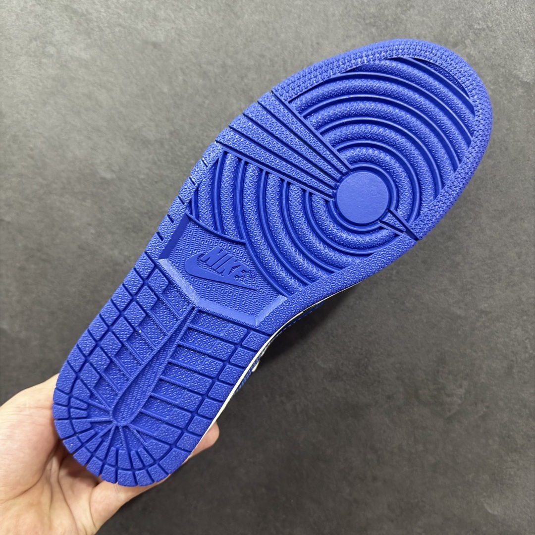 图片[9]-【定制版】Travis Scott x Fragment Design x Air Jordan 1 Low OG SP AJ1 乔1 LV联名 蓝色妖姬 低帮文化休闲板鞋 XQ1979-003 #多方联名合作融合了Travis Scott 独特的音乐风格，藤原浩个性的设计风格以及Jordan品牌的经典元素 使其成为一双具有独特身份和价值的鞋子 清新而立体的外观加上联名标识更突出了其独特身份 这种配色方案显示出活力和时尚感 在视觉上引人注目 鞋身的质感和细腻的细节处理使其显得高端而格调十足 这款“倒钩”联名是设计与创意完美结合 融合多方的个性风格是一款备受瞩目的潮流鞋款 尺码：36 36.5 37.5 38 38.5 39 40 40.5 41 42 42.5 43 44 44.5 45-选品中心